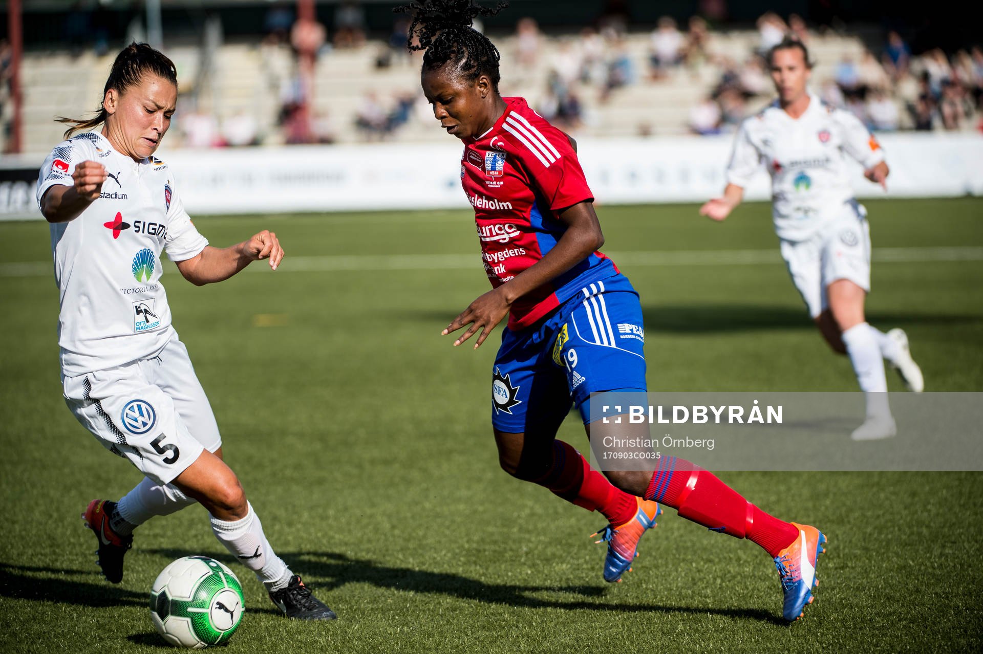 Rosengårds Alexandra Lowe Riley mot Vittsjös Ngozi Okobi under fotbollsmatchen i Damallsvenskan mellan Rosengård och Vittsjö den 3 september 2017 i Malmö.