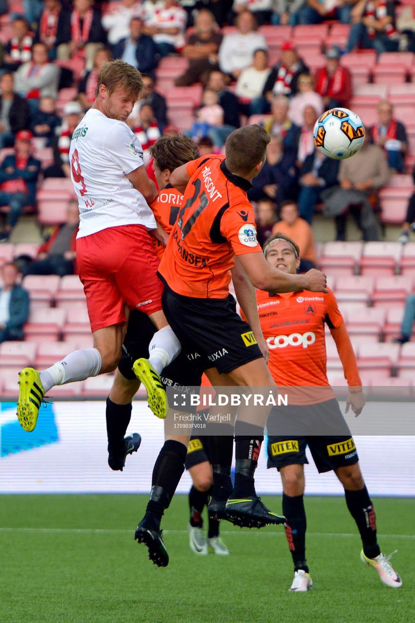 Ulrik Flo of Fredrikstad scores