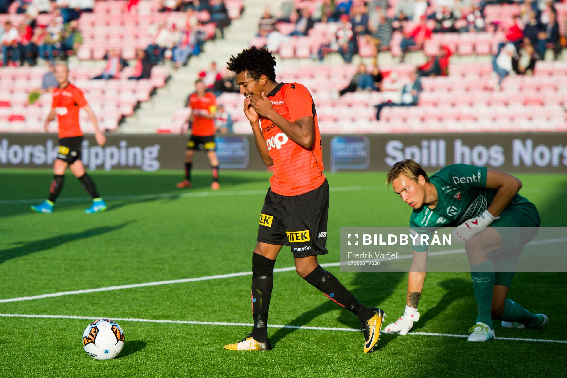 Senai Eyob Hagos of Åsane and goalkeeper Håvar Grøntvedt