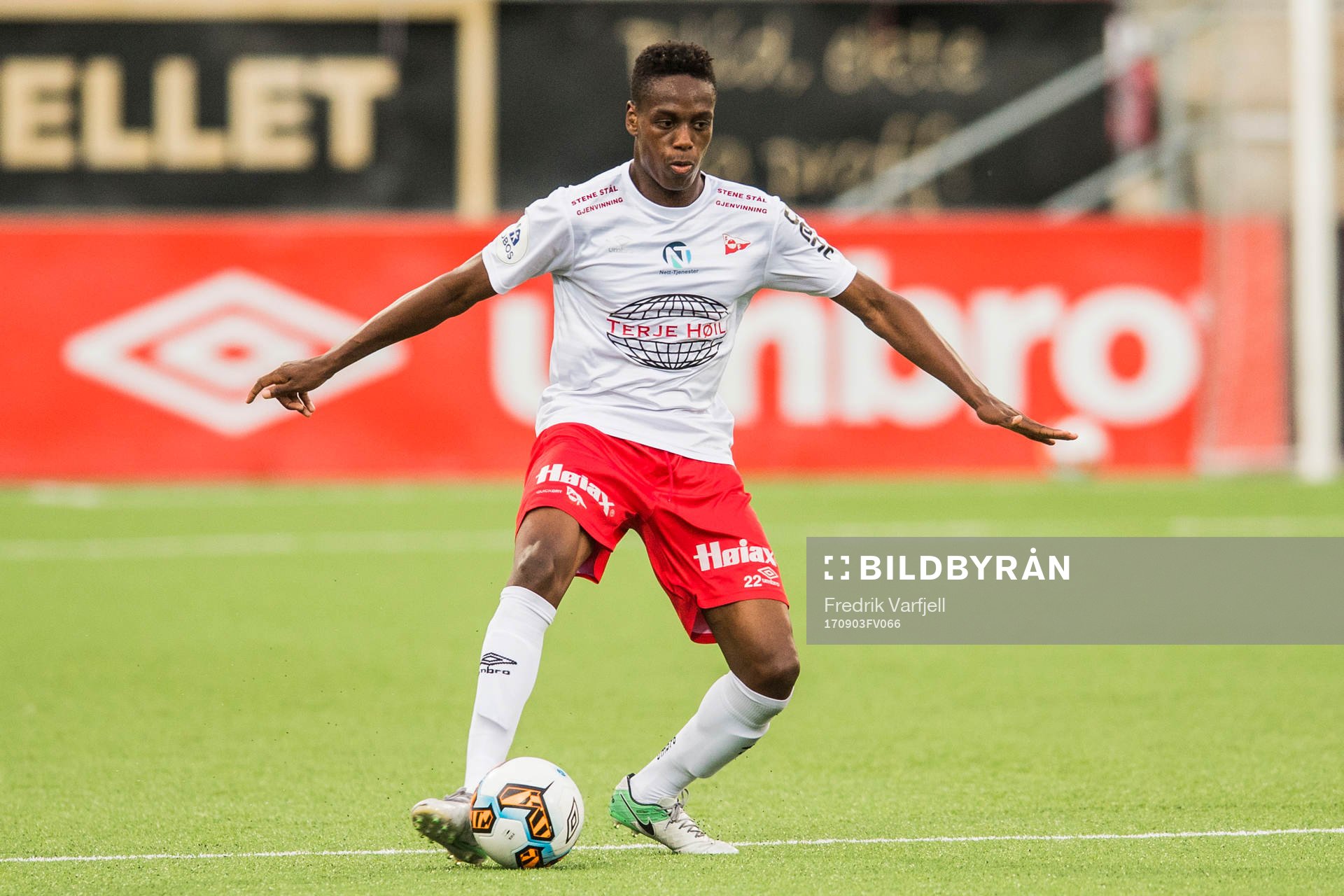 Akinsola Akinyemi of Fredrikstad and Simen Brekkhus of