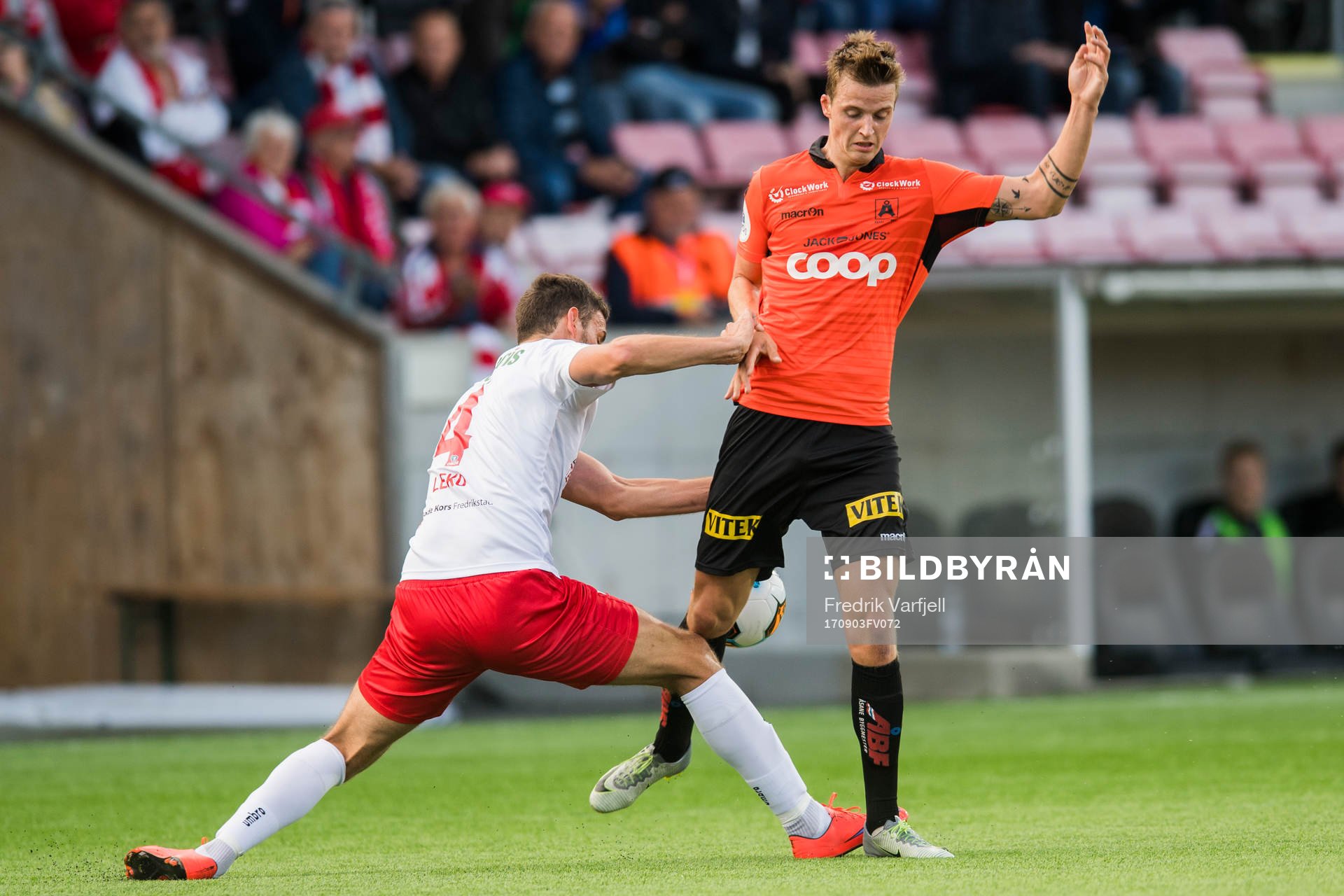 Mislav Leko of Fredrikstad and Simen Brekkhus of Åsane