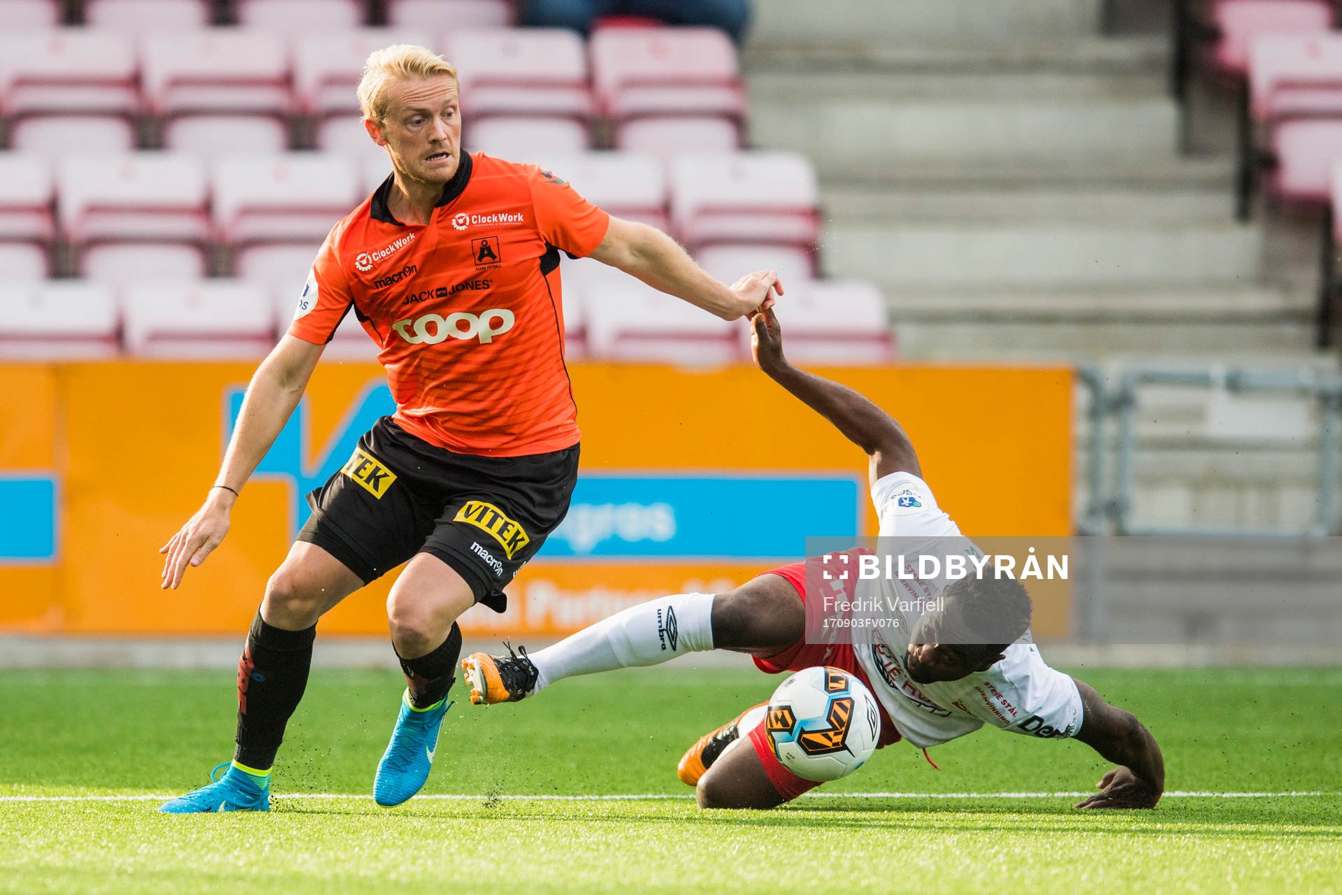 Geir André Herren of Åsane and Razak Nuhu of Fredrikstad