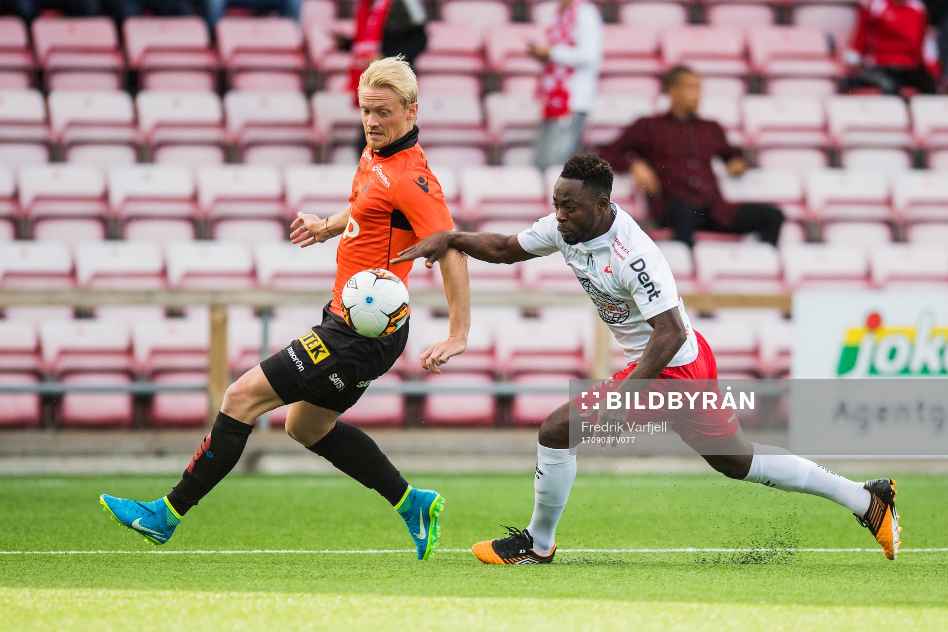 Geir André Herren of Åsane and Razak Nuhu of Fredrikstad