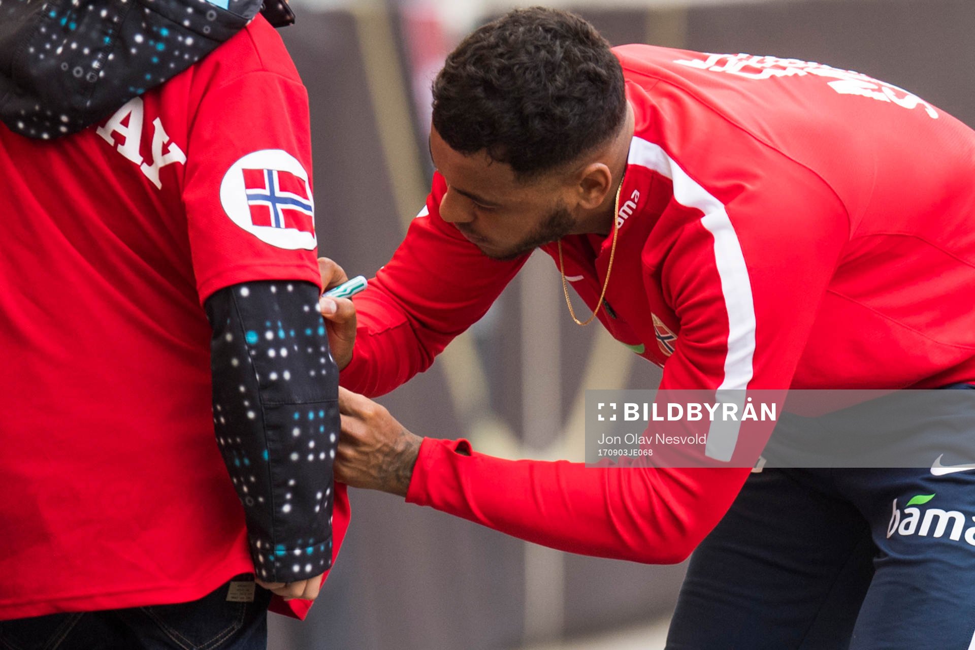 Joshua King autographs a shirt