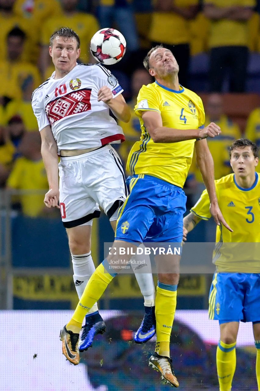 Belarus Anton Saroka och Sveriges Andreas Granqvist