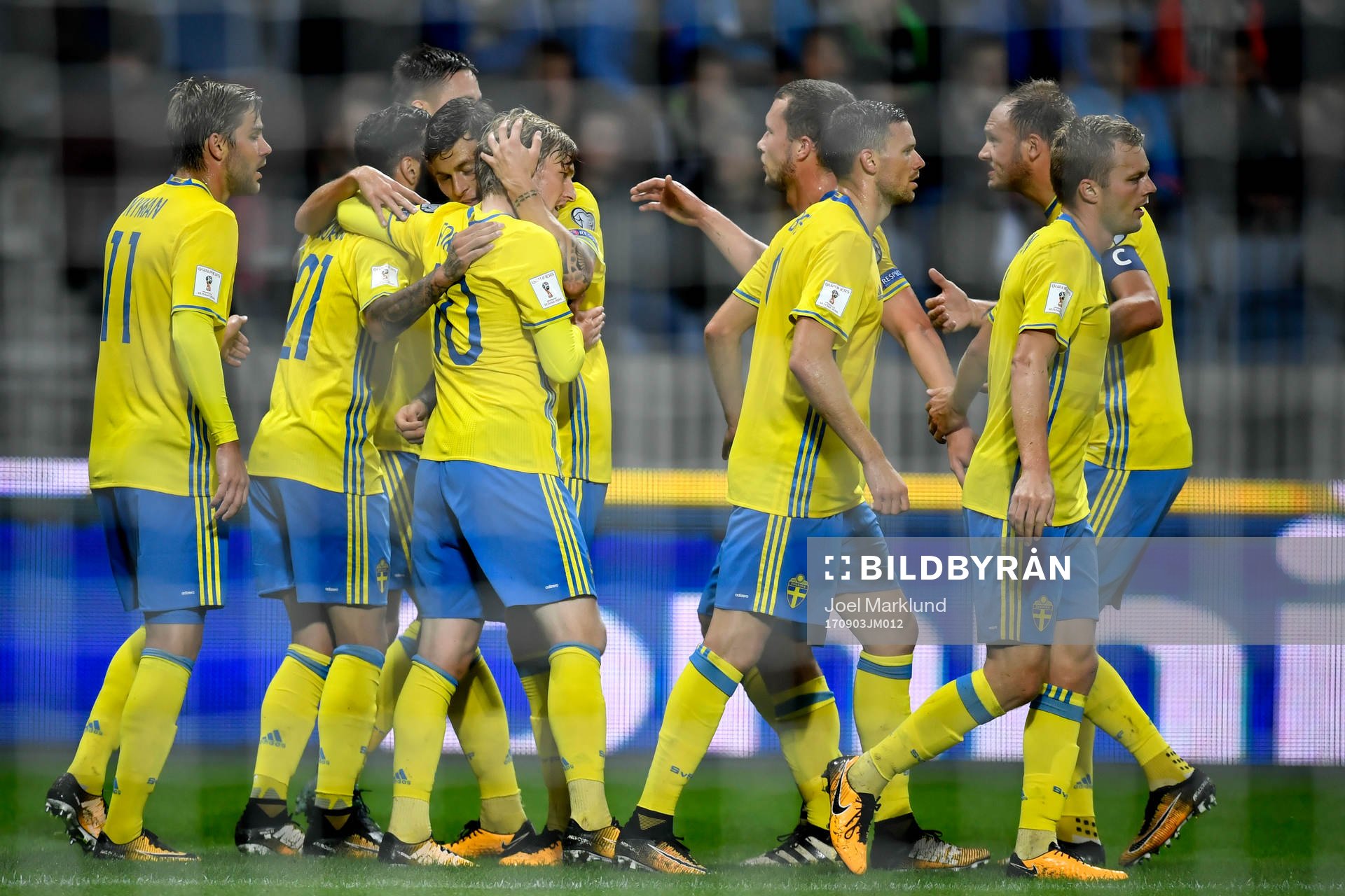 Sveriges Emil Forsberg jublar med lagkamrater