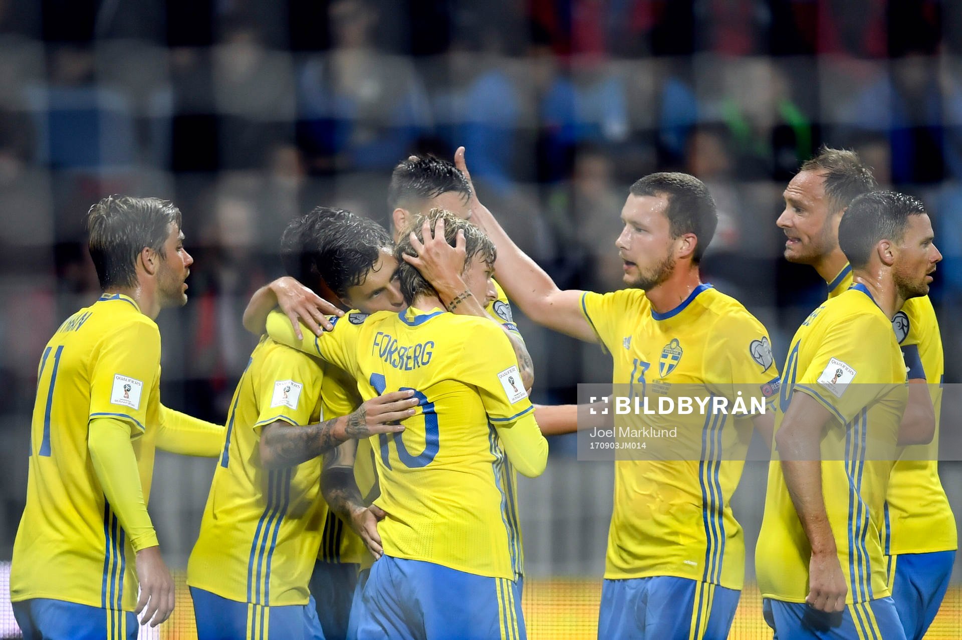 Sveriges Emil Forsberg jublar med lagkamrater
