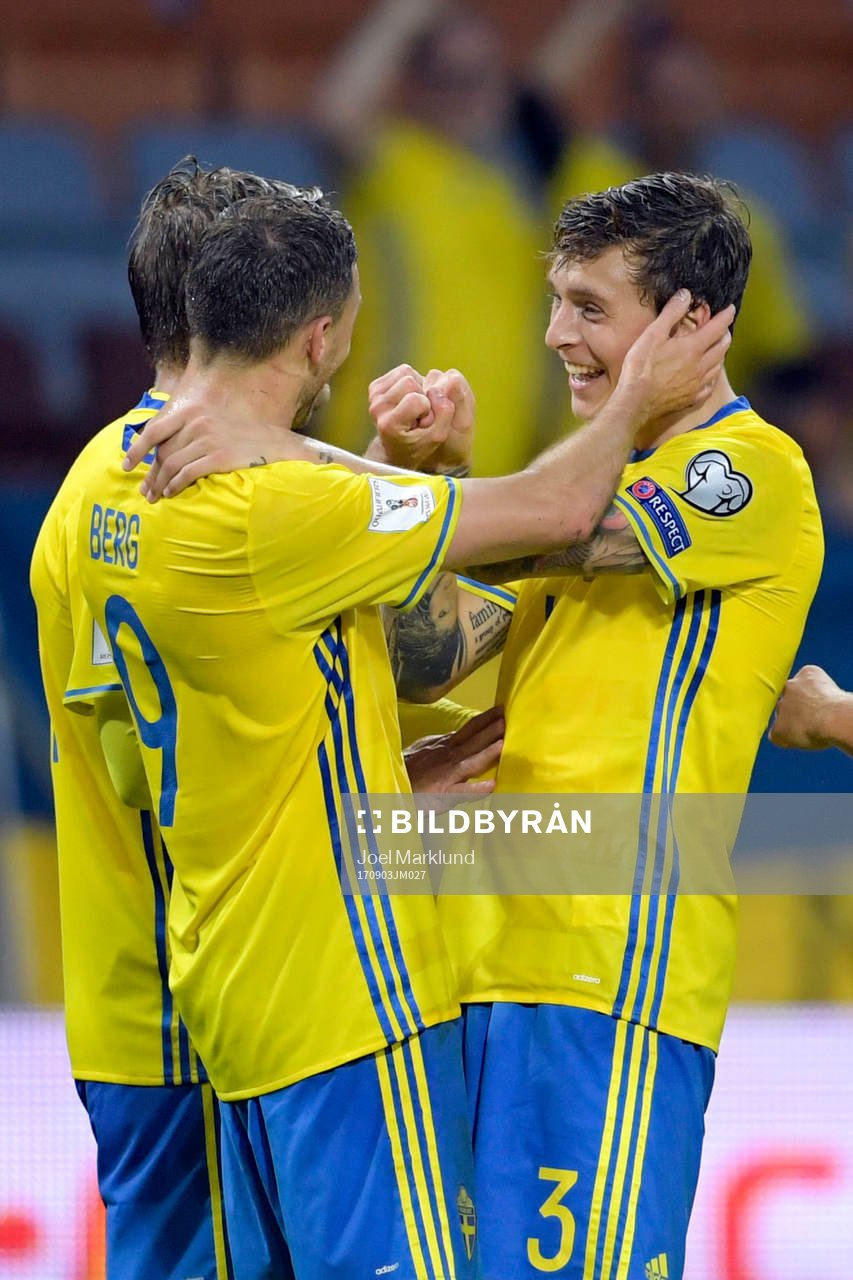 Sveriges Marcus Berg och Victor Nilsson Lindelöf jublar