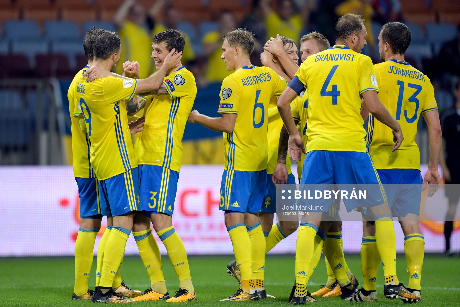 Sveriges Marcus Berg och Victor Nilsson Lindelöf jublar