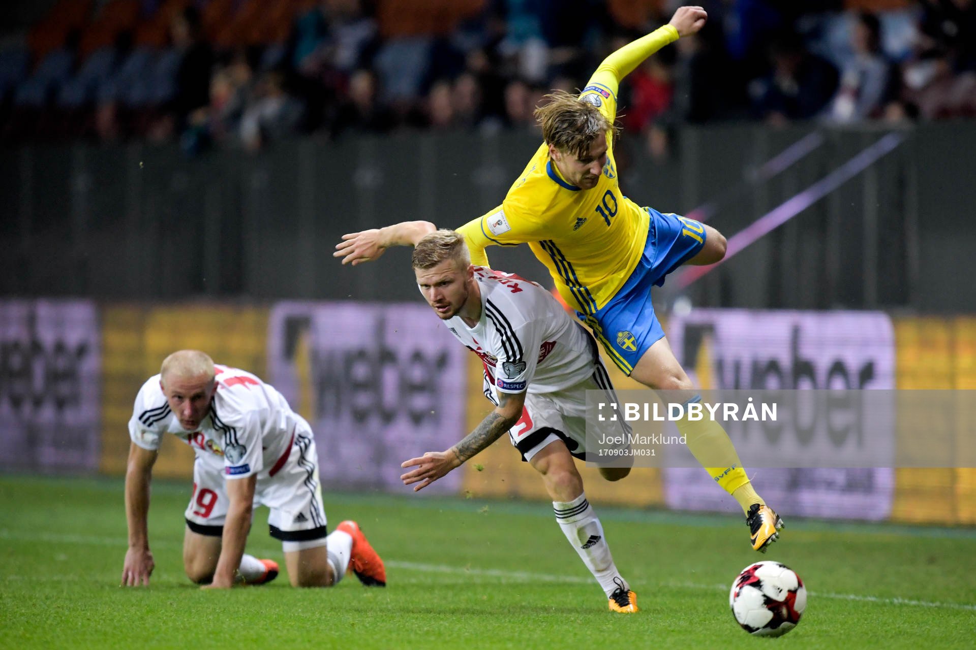 Belarus Nikita Korzun tacklar Sveriges Emil Forsberg