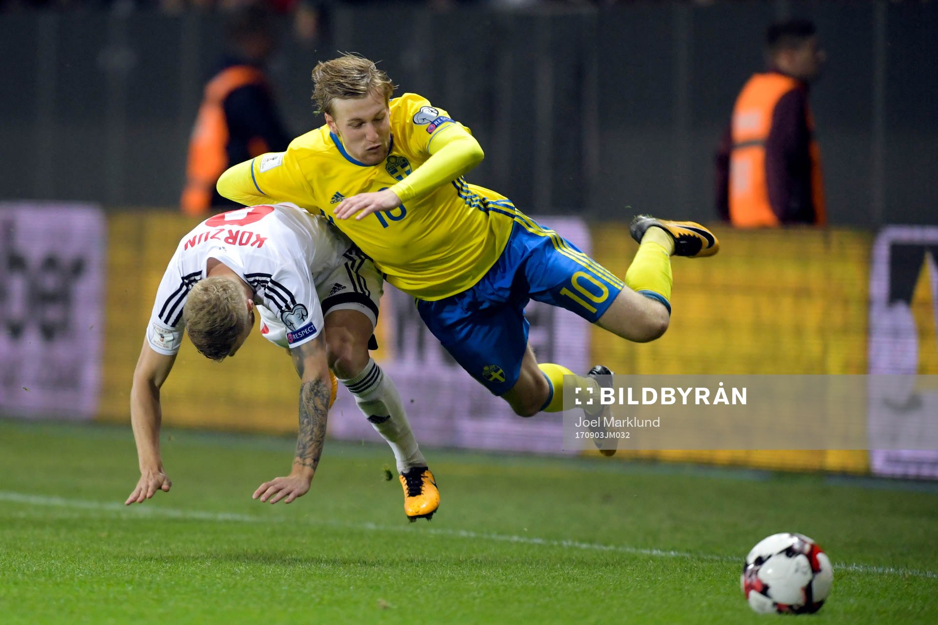 Belarus Nikita Korzun tacklar Sveriges Emil Forsberg
