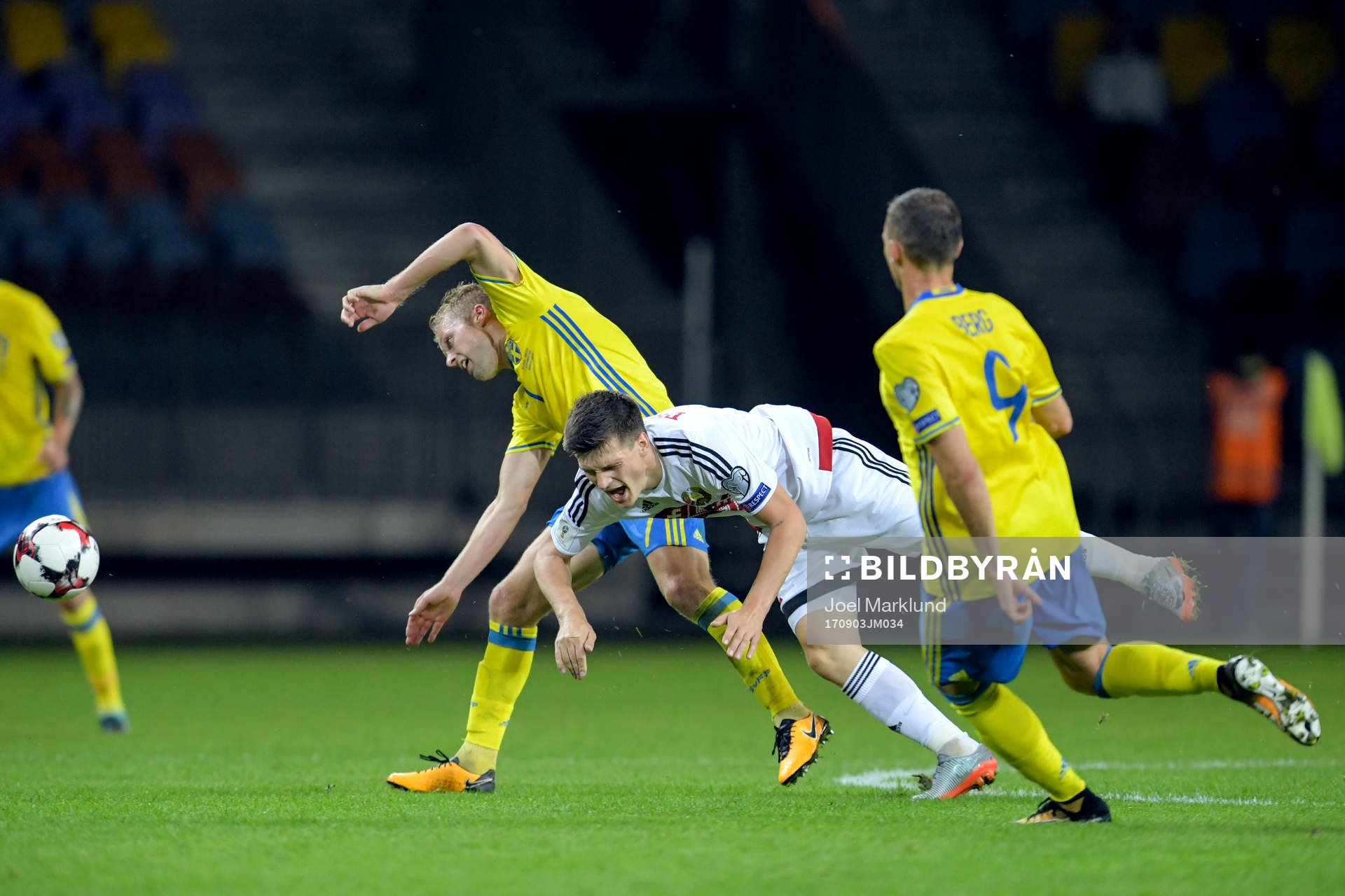 Sveriges Sebastian Larsson och Belarus Stanislav Dragun