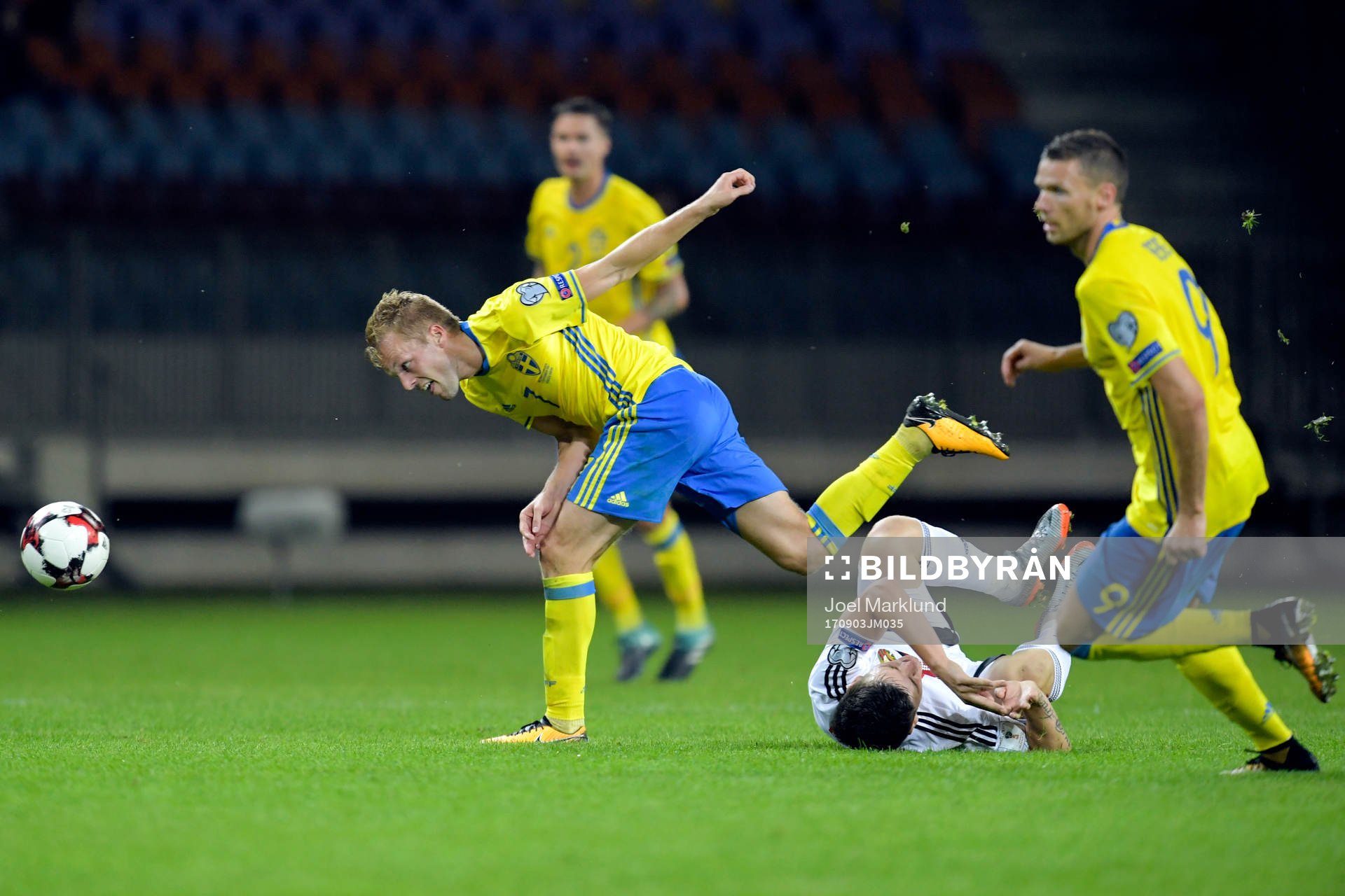 Sveriges Sebastian Larsson tar sig förbi Belarus Stanislav