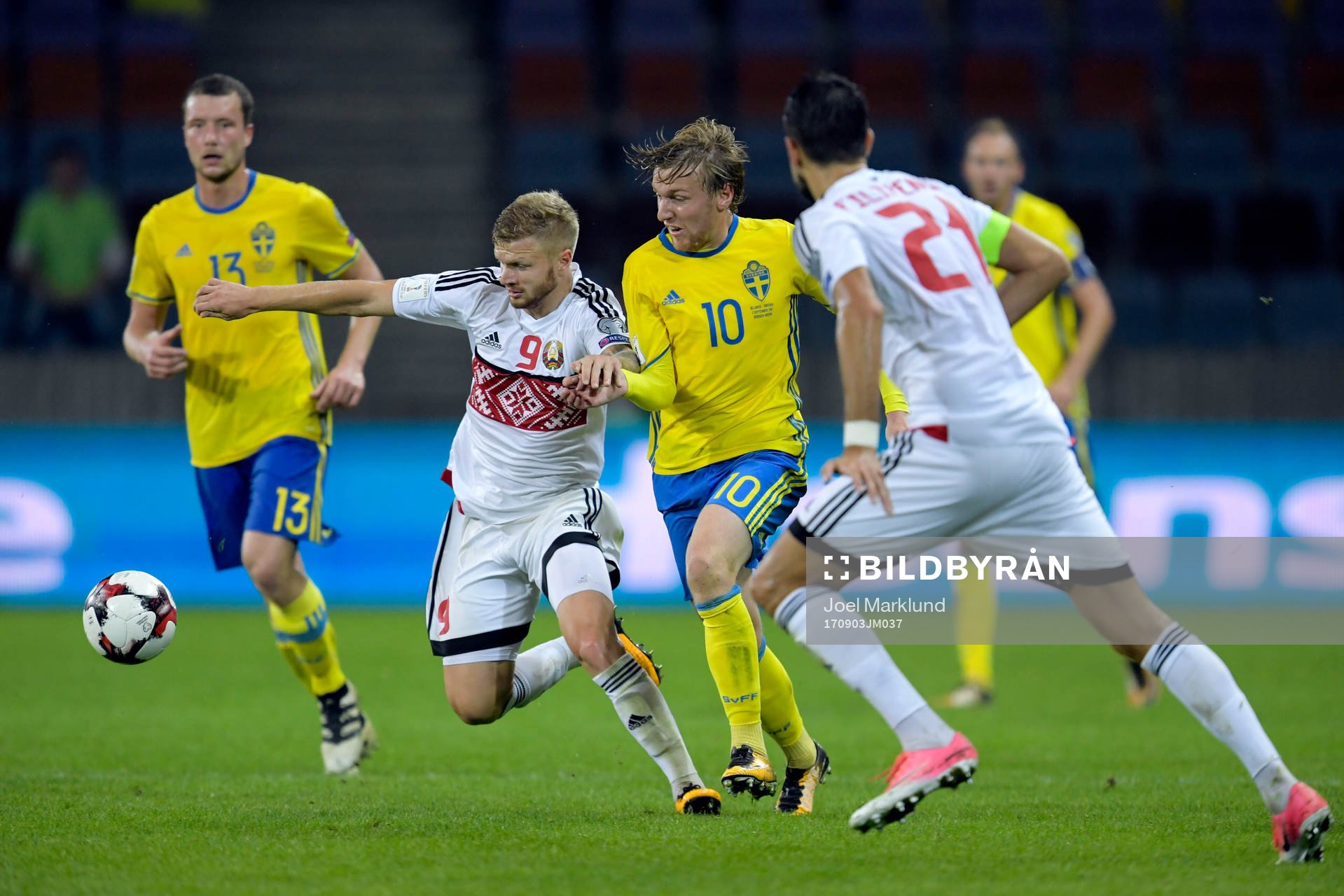 Belarus Nikita Korzun utmanas av Sveriges Emil Forsberg