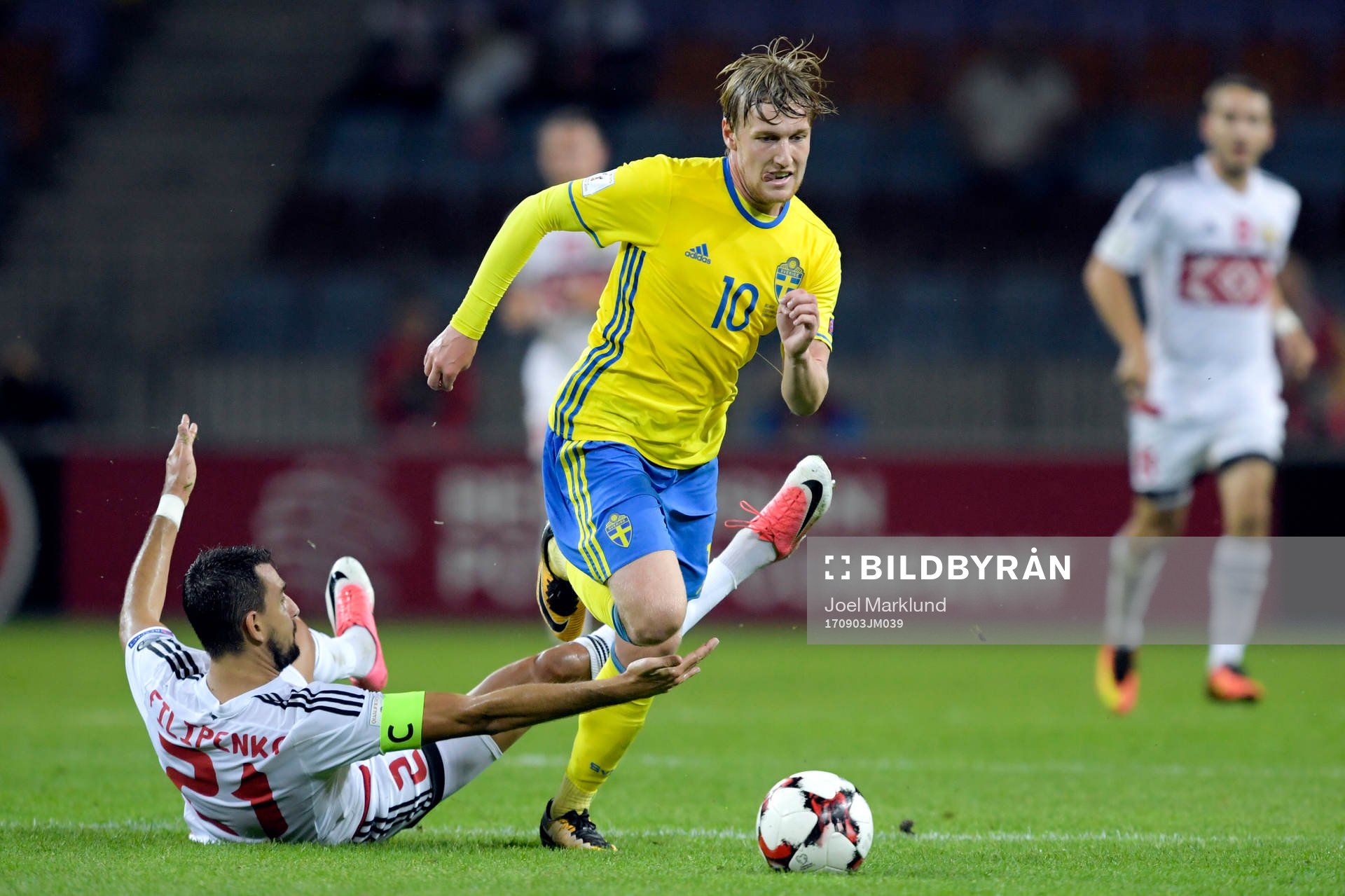 Sveriges Emil Forsberg tar sig förbi Belarus Yegor