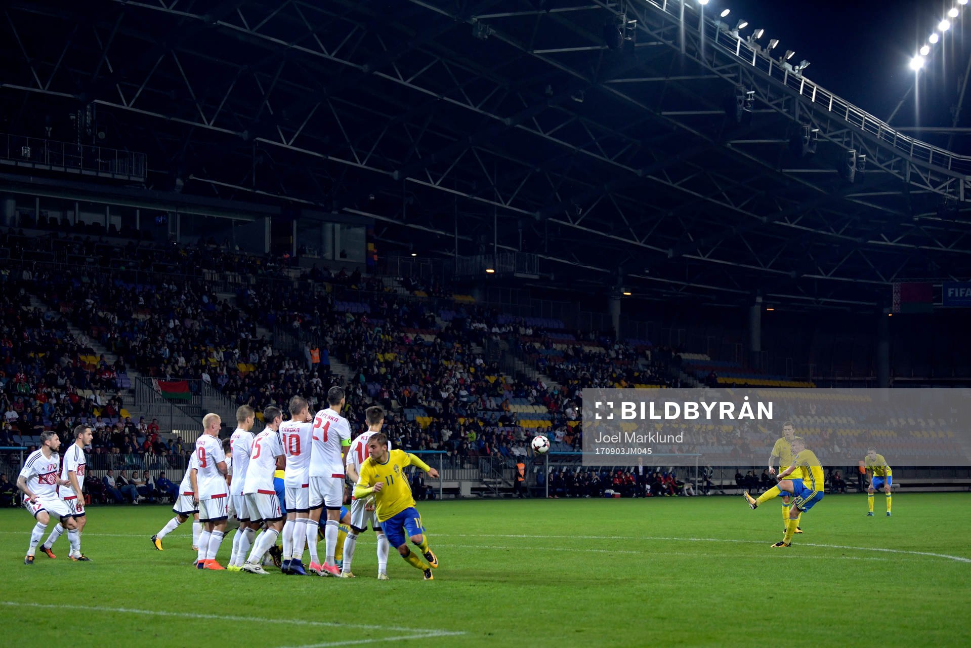 Sveriges Emil Forsberg slår en frispark