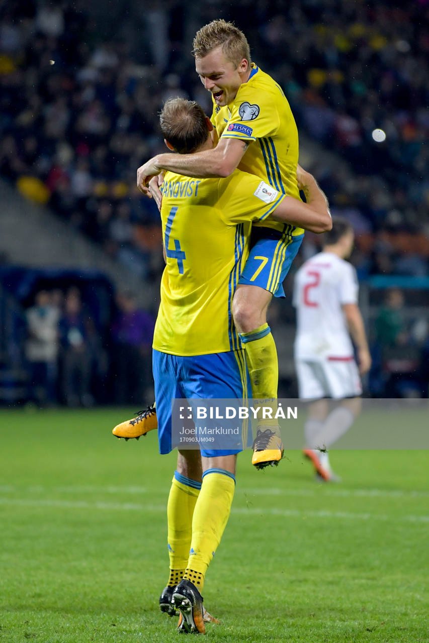 Sveriges Andreas Granqvist och Sebastian Larsson jublar