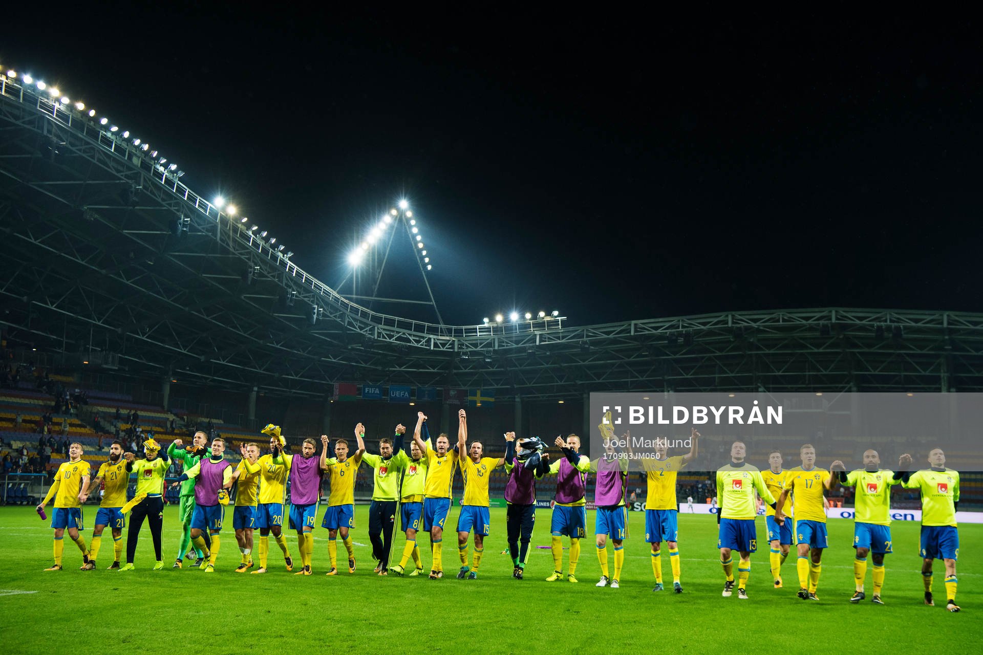 Sveriges spelare tackar publiken efter VM-kvalmatchen i fotboll mellan Belarus och Sverige den 3 september 2017 i Barysaw.