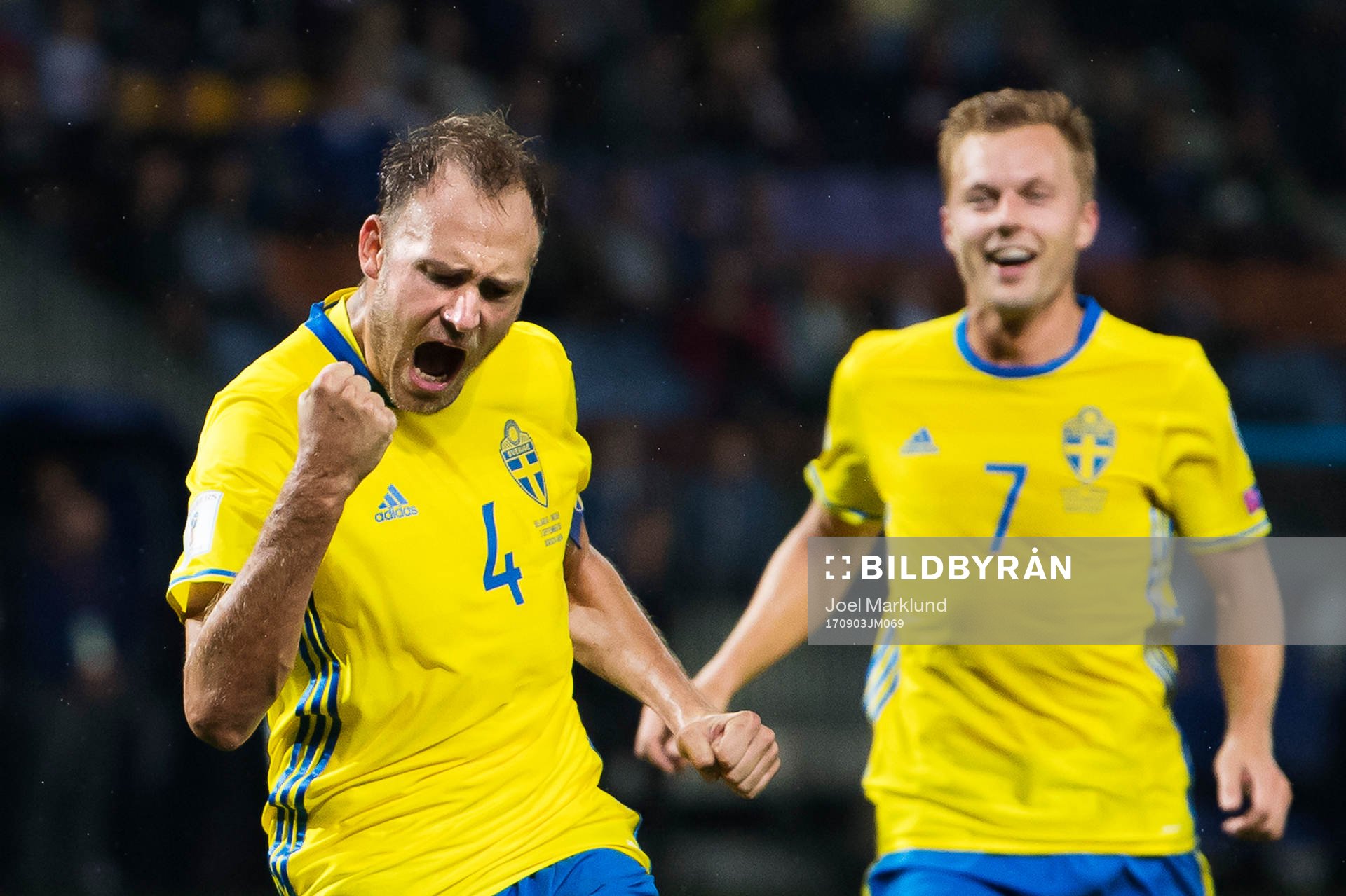 Sveriges Andreas Granqvist och Sebastian Larsson jublar