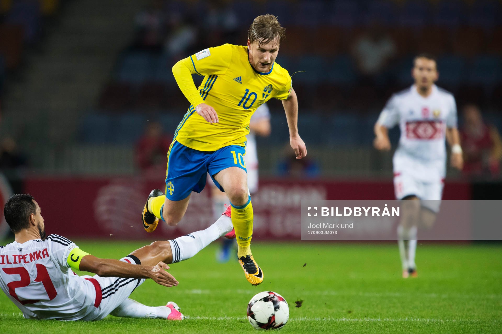 Sveriges Emil Forsberg tar sig förbi Belarus Yegor