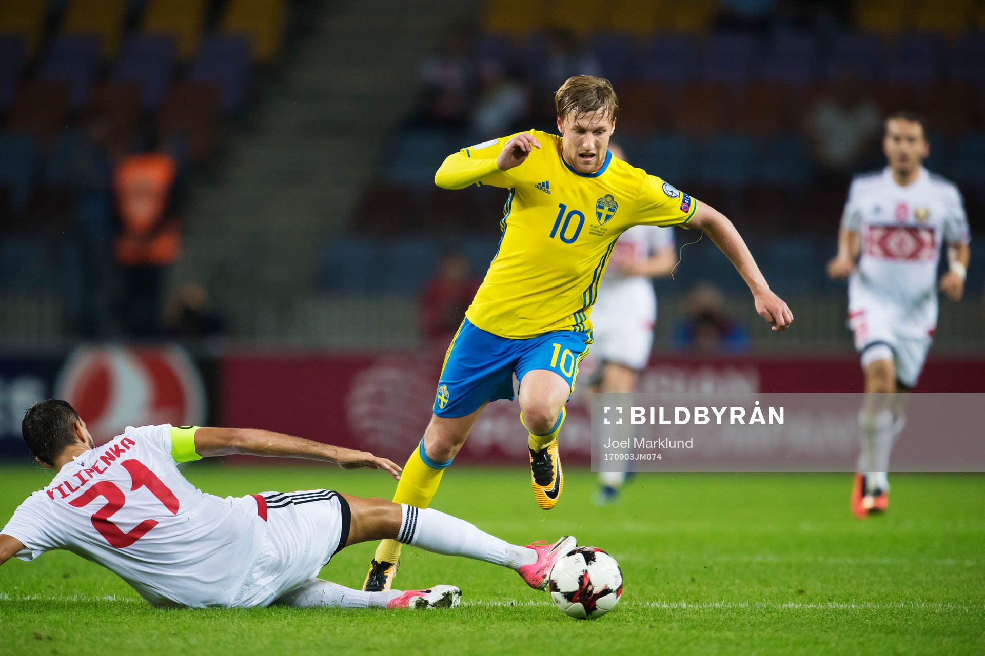Sveriges Emil Forsberg tar sig förbi Belarus Yegor
