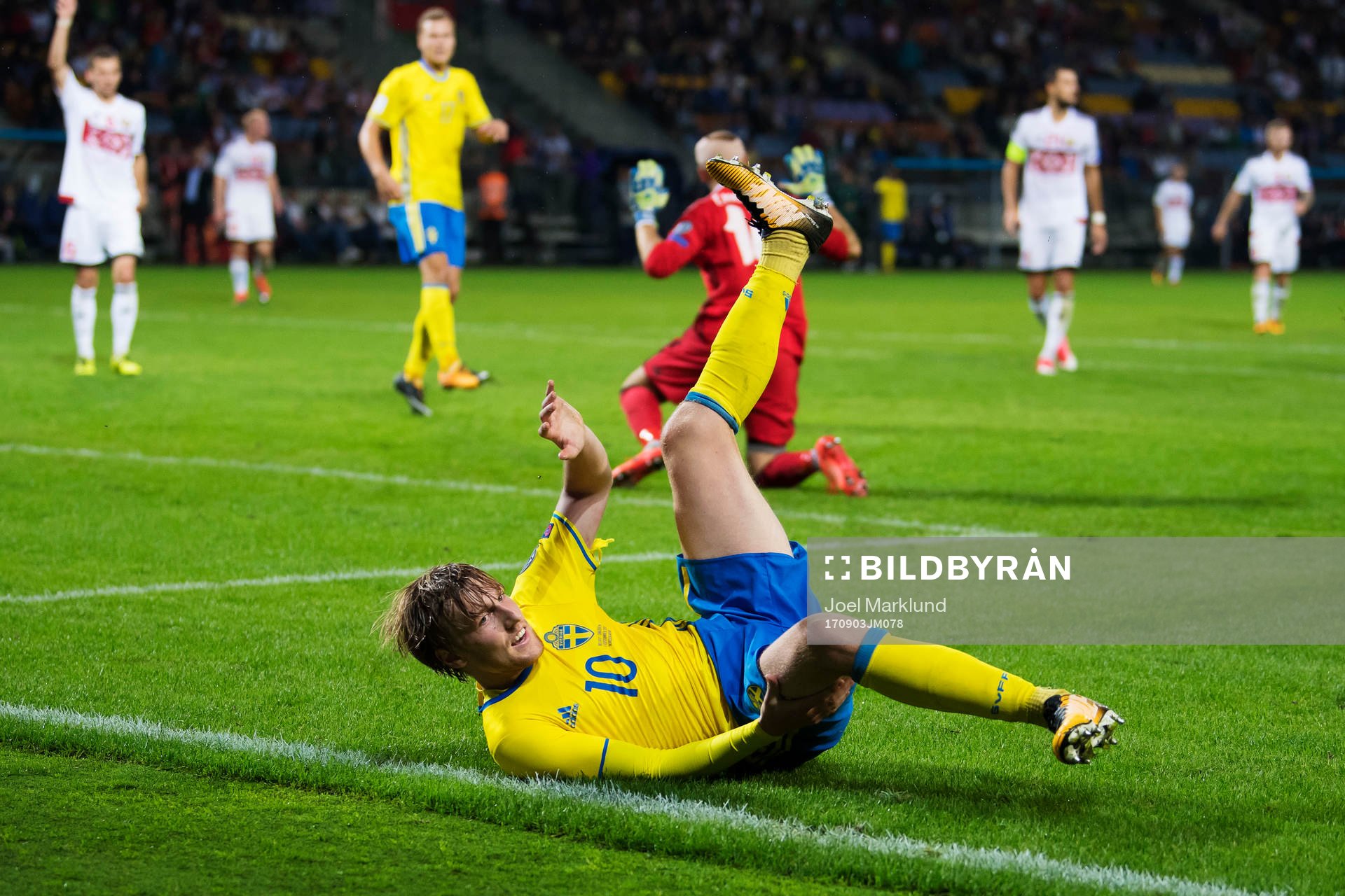 Sveriges Emil Forsberg blir fälld i straffområdet