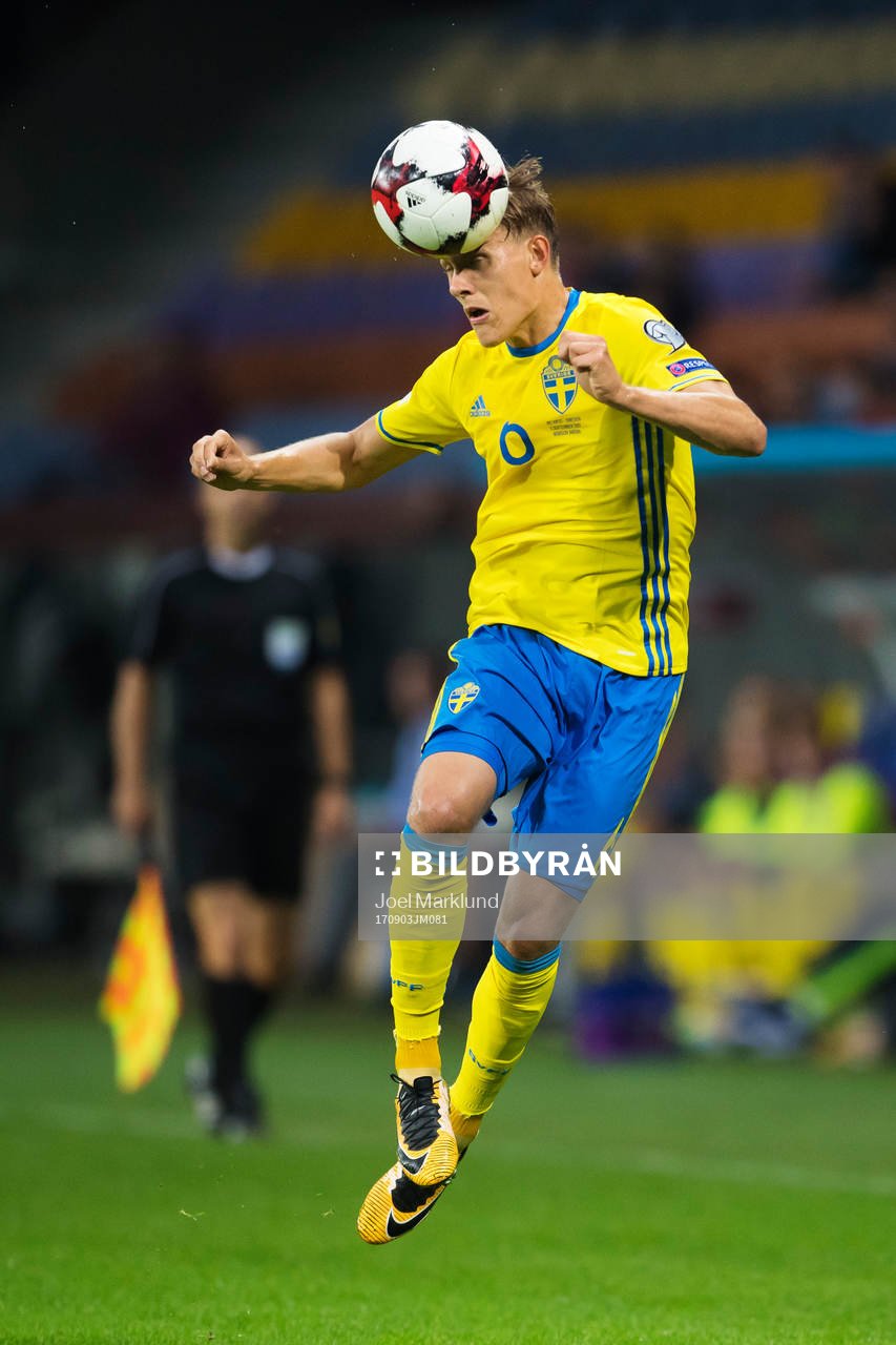 Sveriges Ludwig Augustinsson nickar bollen