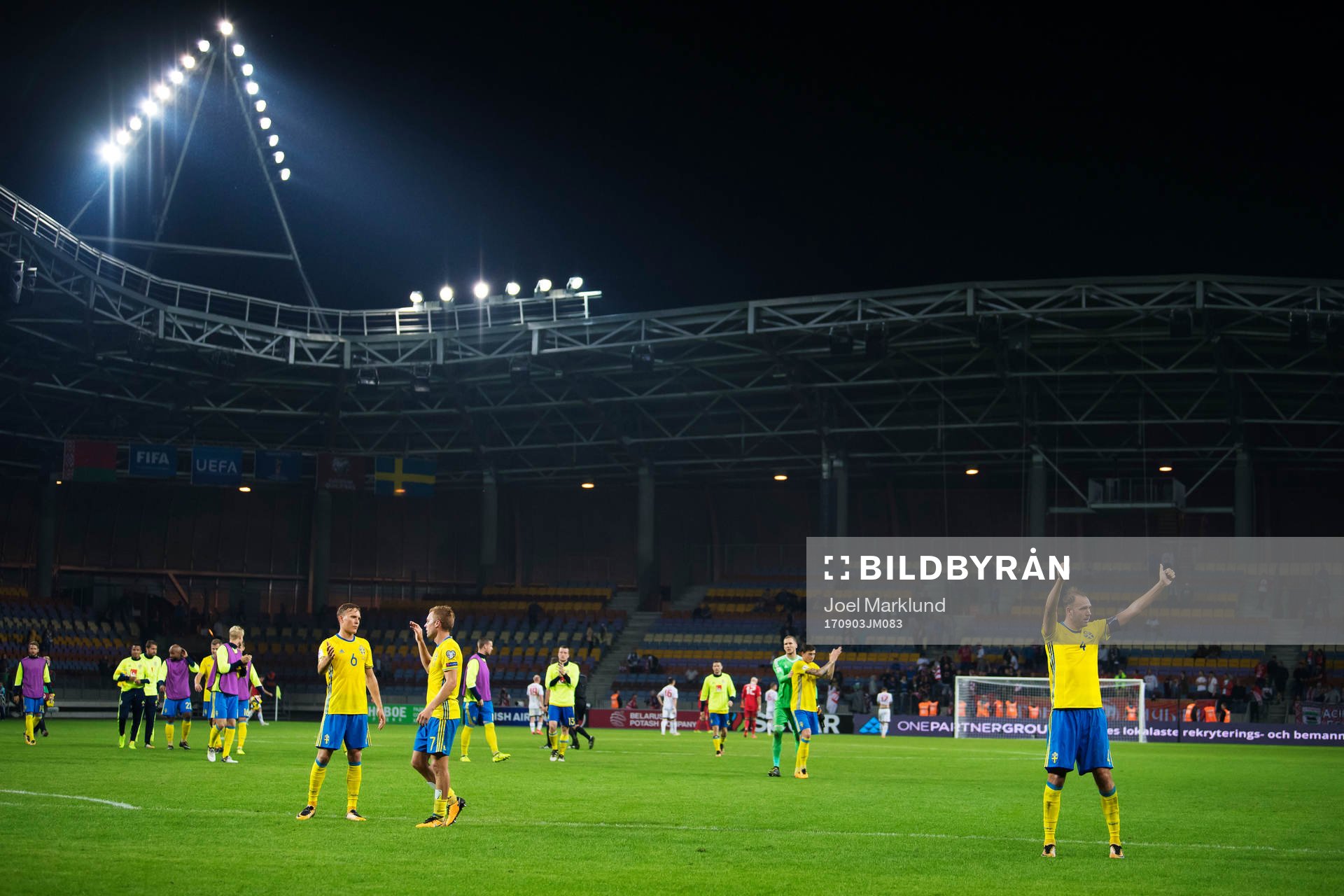 Sveriges spelare med Andreas Granqvist jublar och tackar