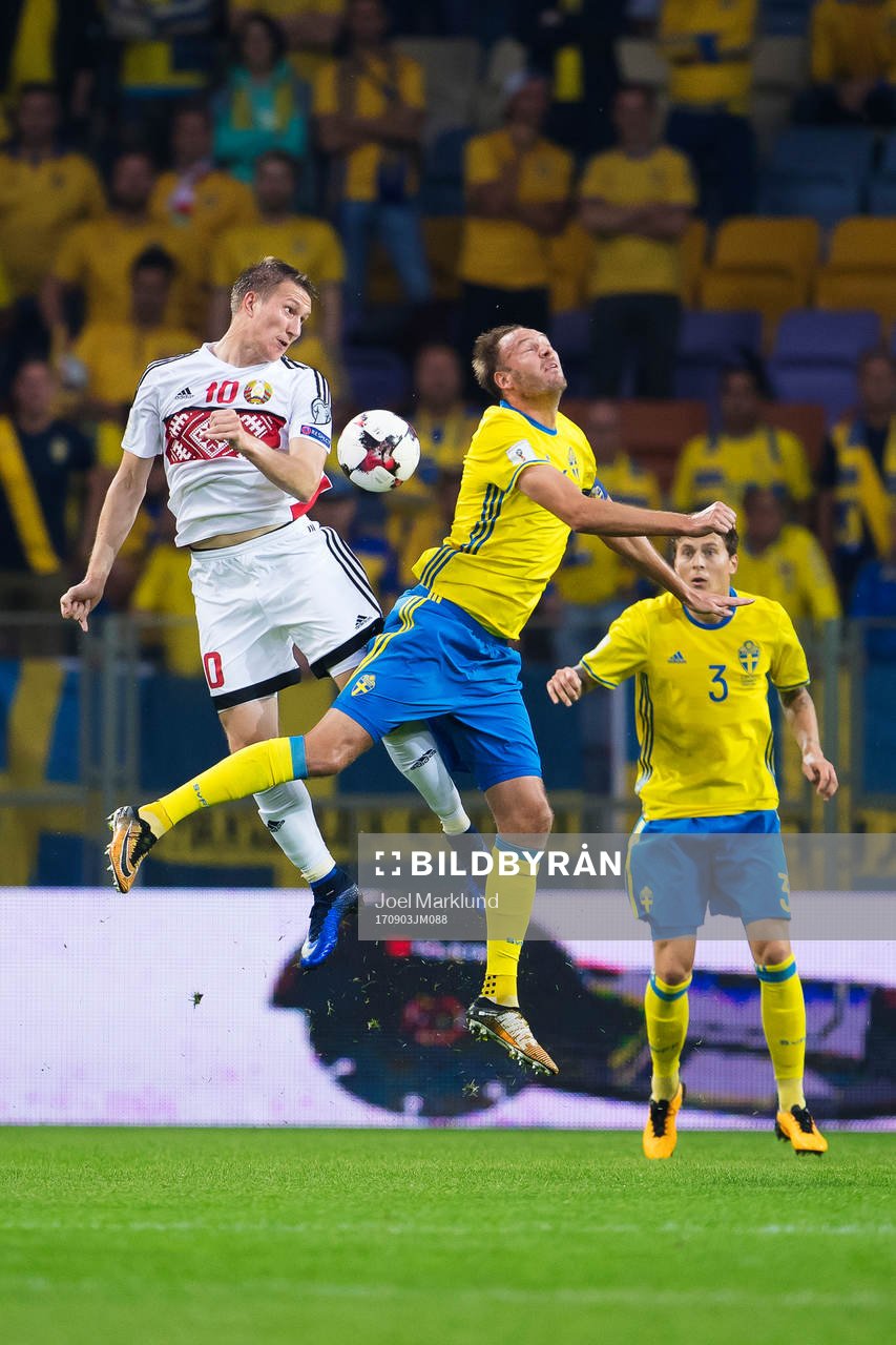 Belarus Anton Saroka i en luftduell med Sveriges Andreas