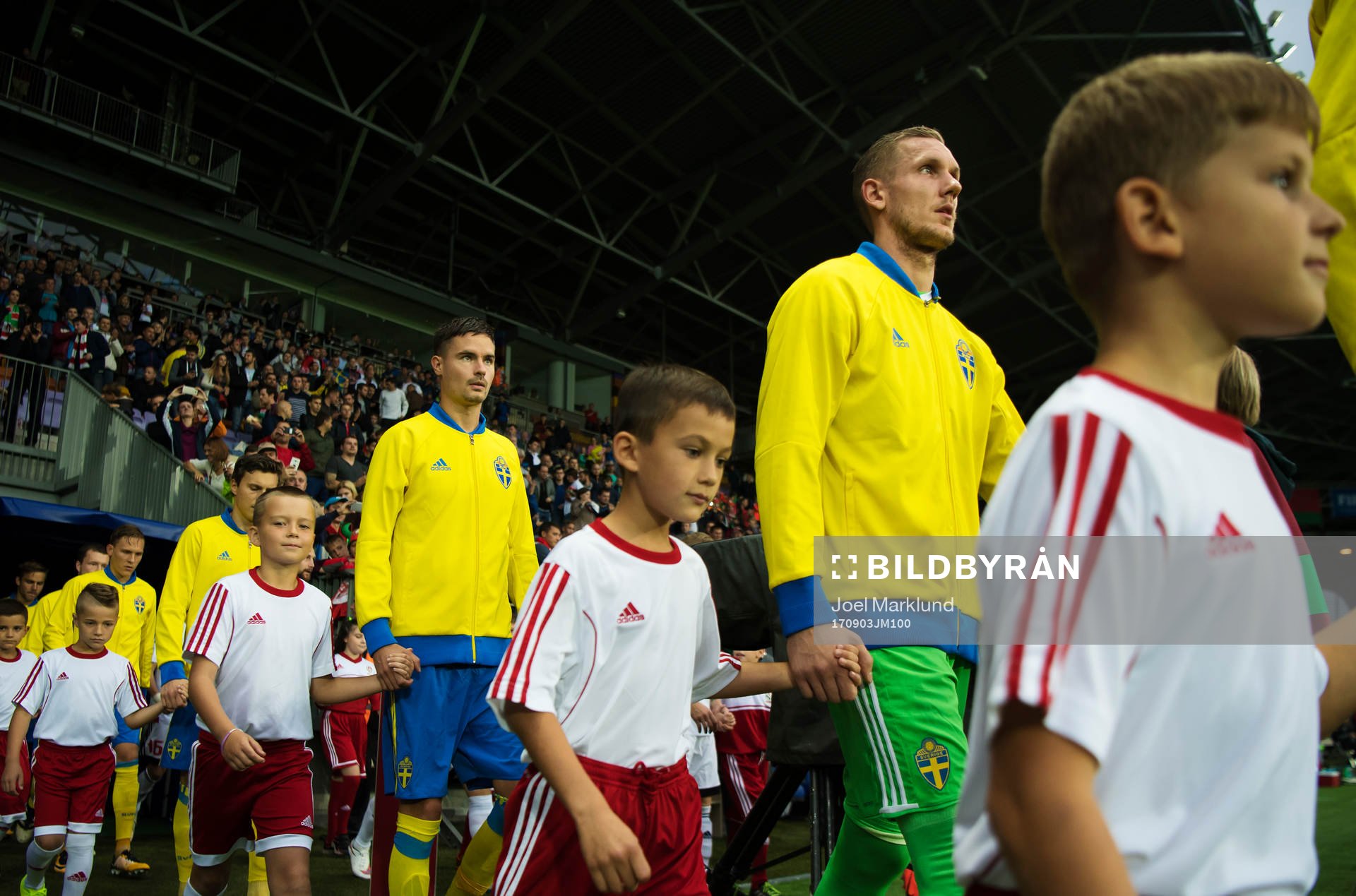 Sveriges Mikael Lustig och målvakt Robin Olsen gör entré