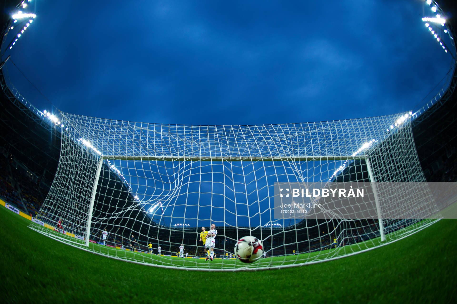 Belarus Igor Burko ser 0-3-bollen från Sveriges Marcus