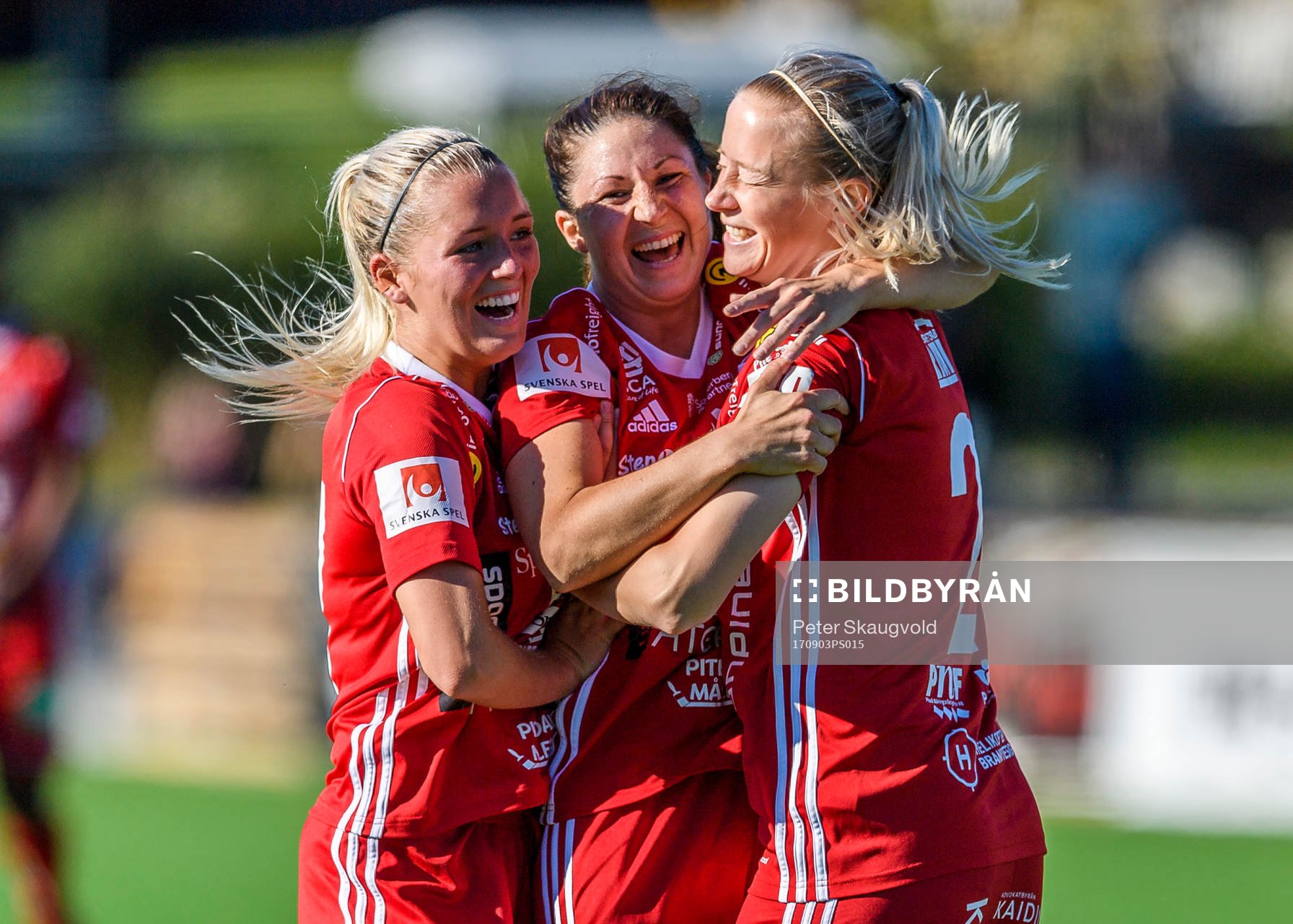 Piteås Josefin Johansson (m) jublar tillsammans med Ronja Aronsson (v) och Lena Blomkvist (h) efter sitt 1-1 mål under fotbollsmatchen i Damallsvenskan mellan Piteå och Kristianstad den 3 September 2017 i Piteå.