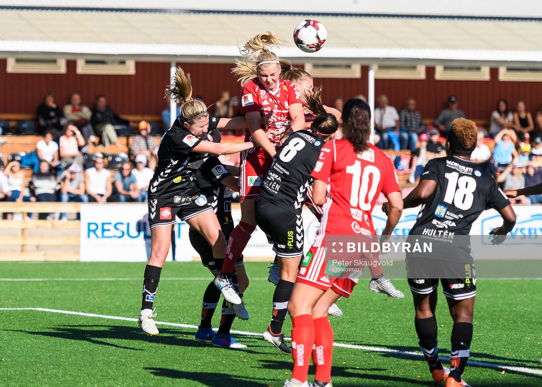 Piteås Ellen Löfqvist i nickduell under fotbollsmatchen i Damallsvenskan mellan Piteå och Kristianstad den 3 September 2017 i Piteå.