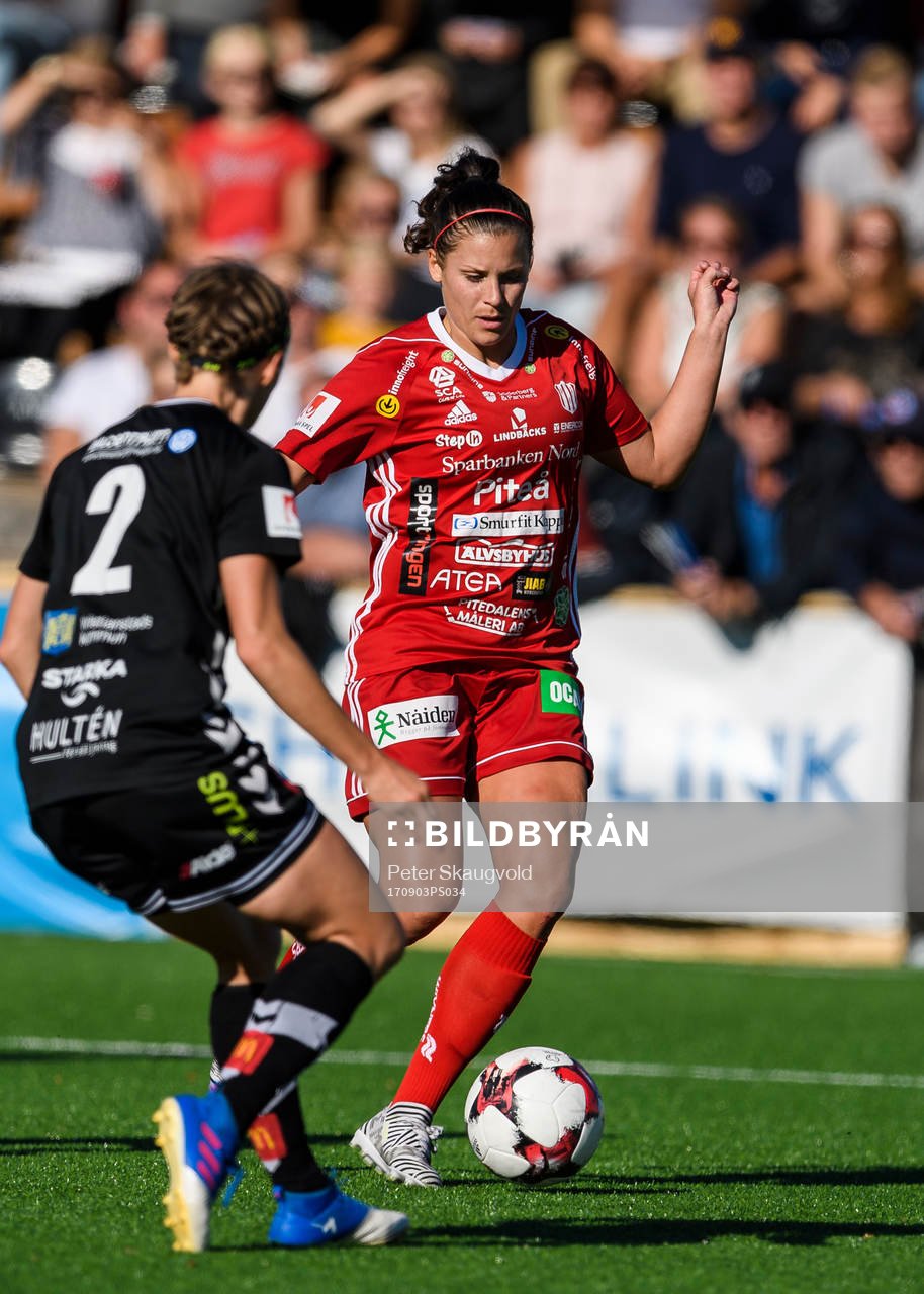 Piteås Hanna Pettersson med bollen