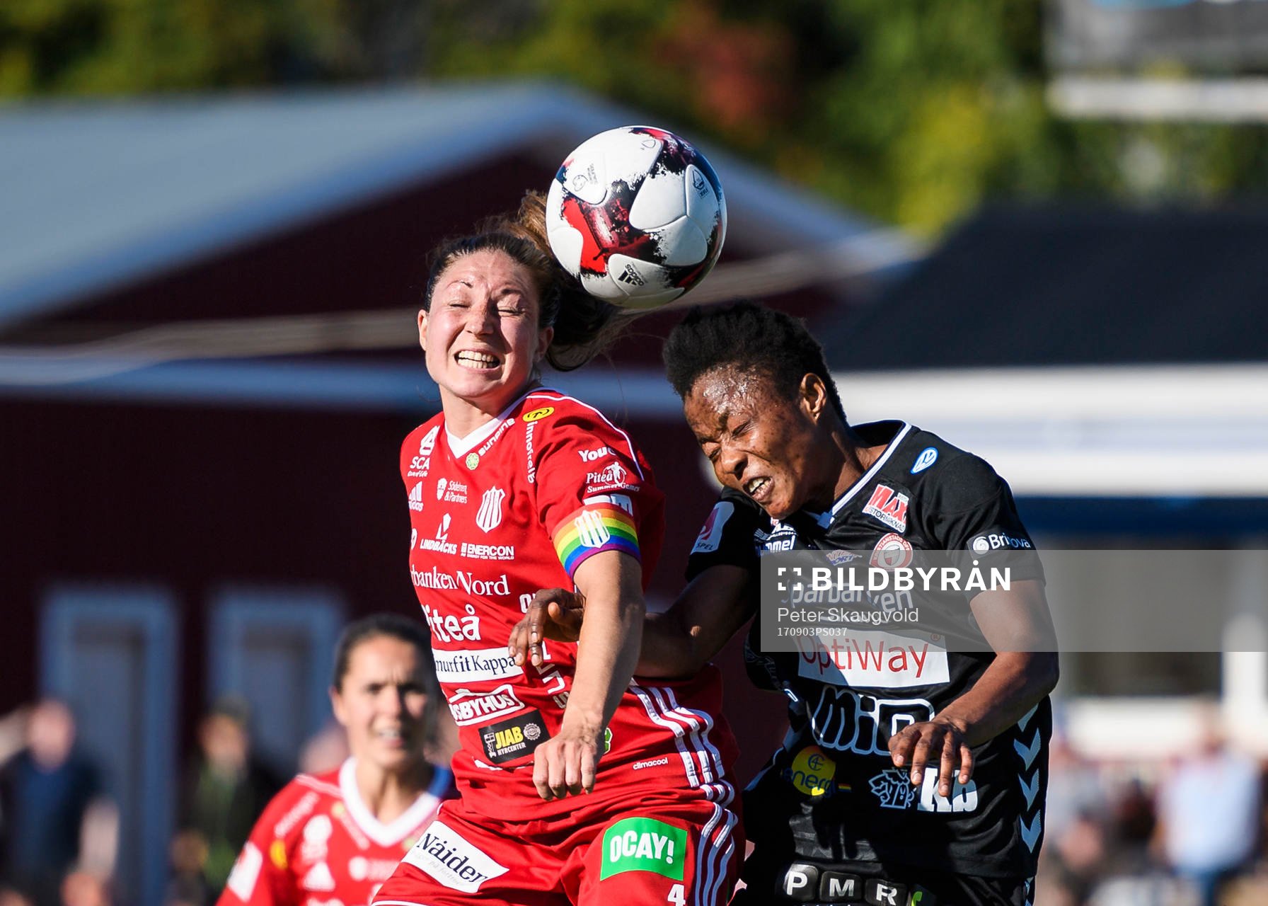 Piteås Josefin Johansson i nickduell med Kristianstads Ogonna Chukwudi under fotbollsmatchen i Damallsvenskan mellan Piteå och Kristianstad den 3 September 2017 i Piteå.