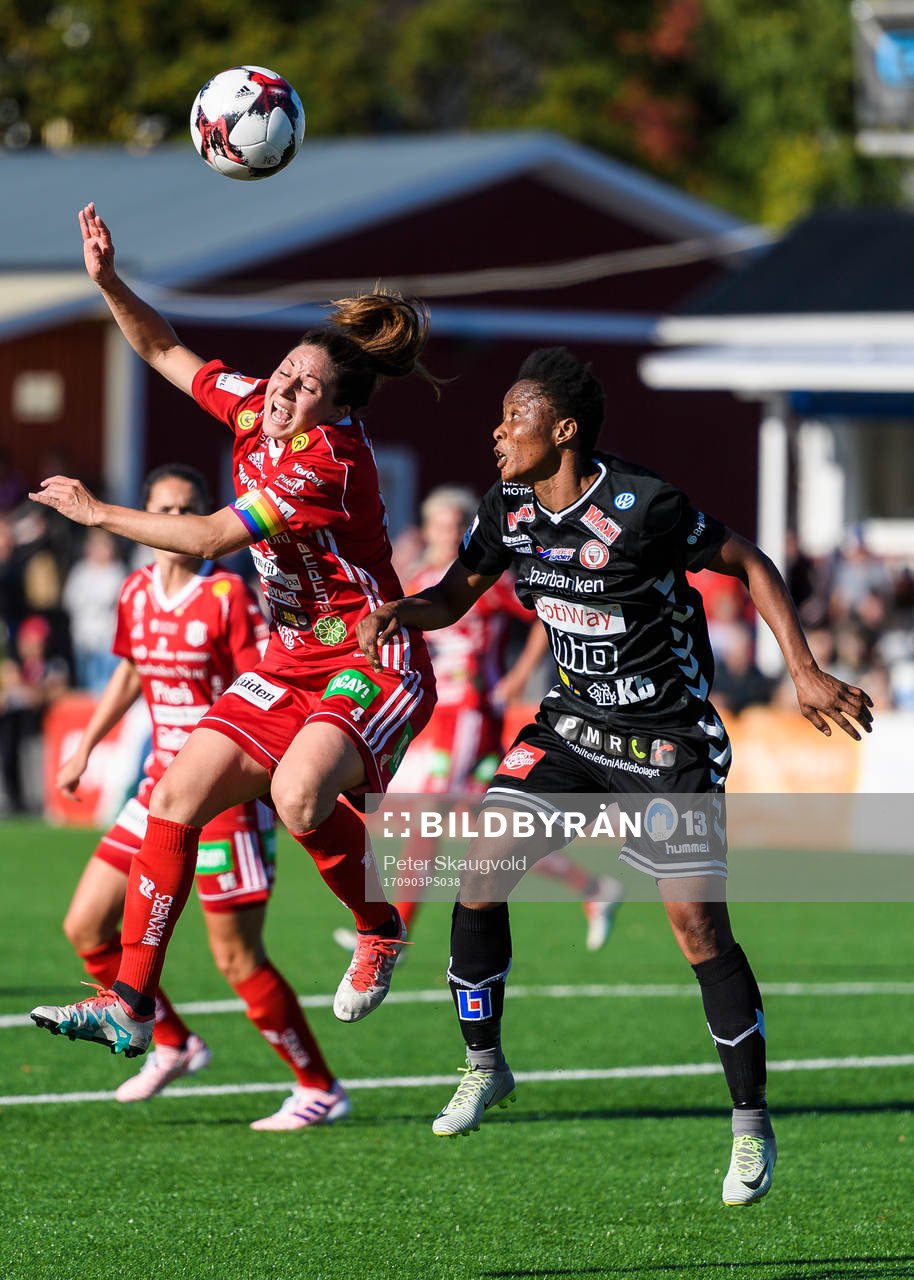Piteås Josefin Johansson i nickduell med Kristianstads Ogonna Chukwudi under fotbollsmatchen i Damallsvenskan mellan Piteå och Kristianstad den 3 September 2017 i Piteå.