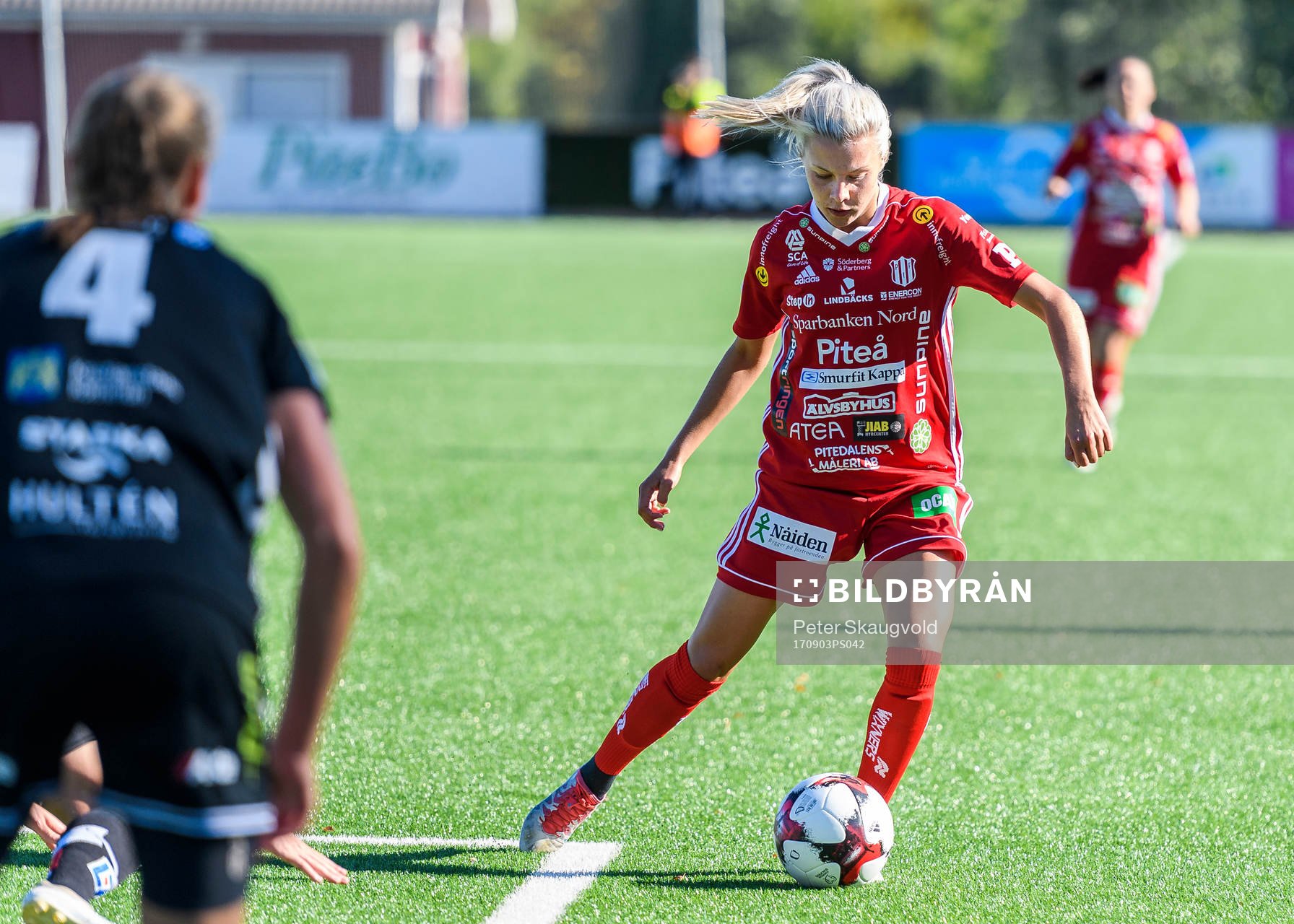 Piteås Lotta Ökvist med bollen