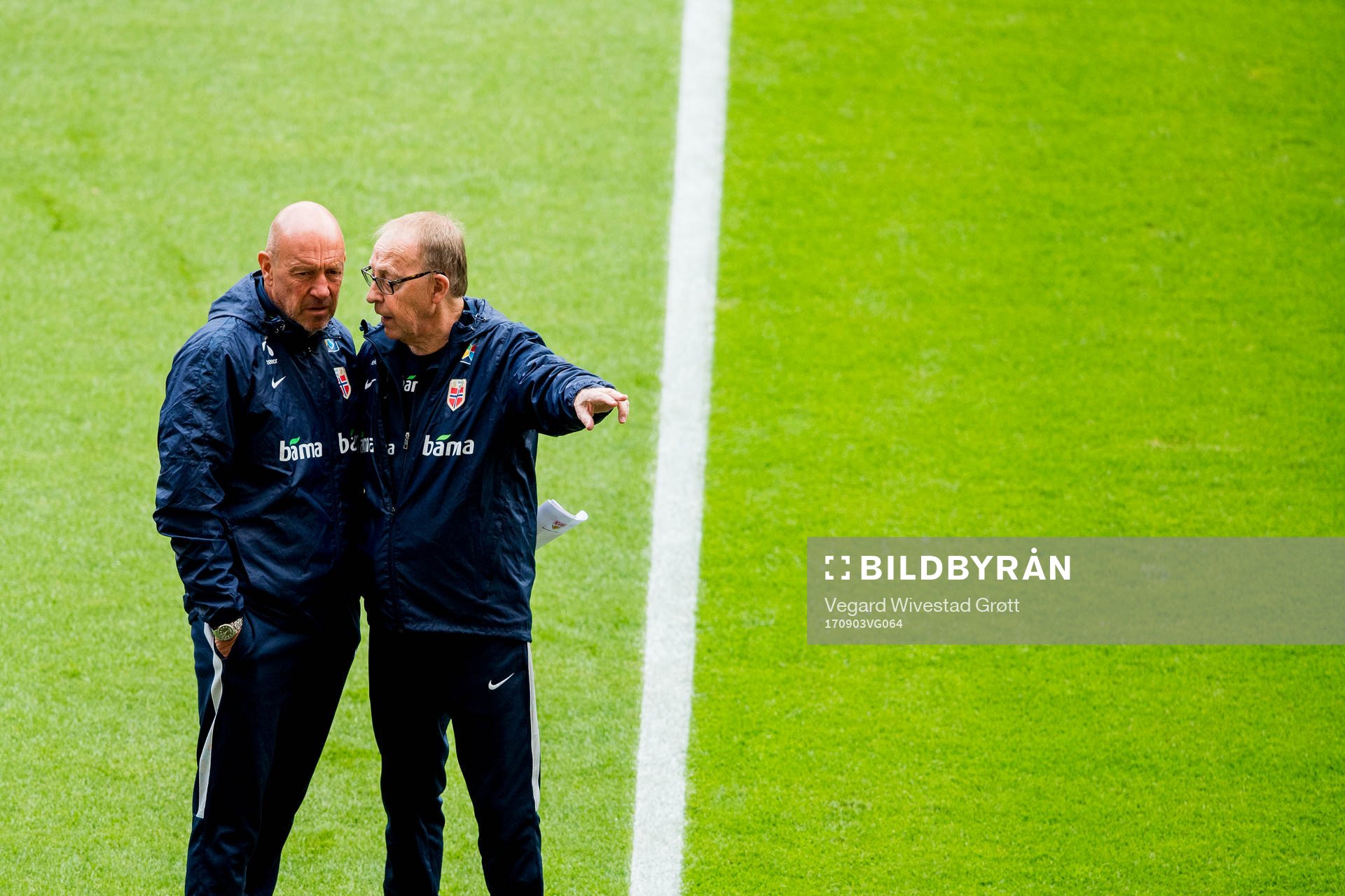 Nils Johan Semb, chief of elite football of the Norwegian Football Association (NFF), and Erling Engebråten during a training session on September 3, 2017 in Stuttgart.