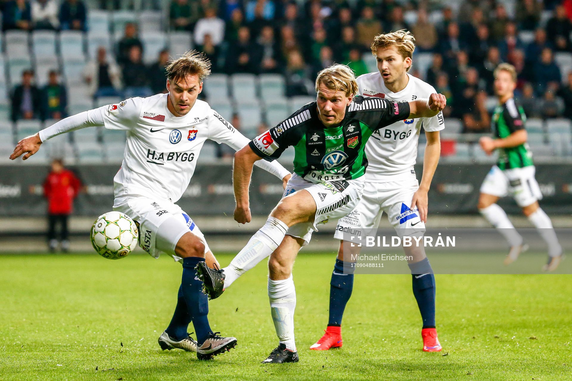 GAIS August Wängberg i en duell mot Örgrytes Danny Ervik