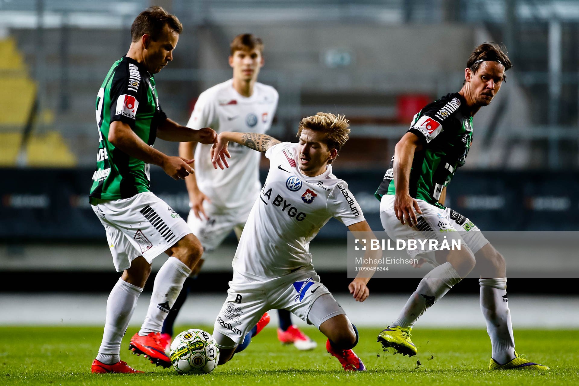 Örgrytes Andreas Östling i en kamp mot GAIS Anton Wede