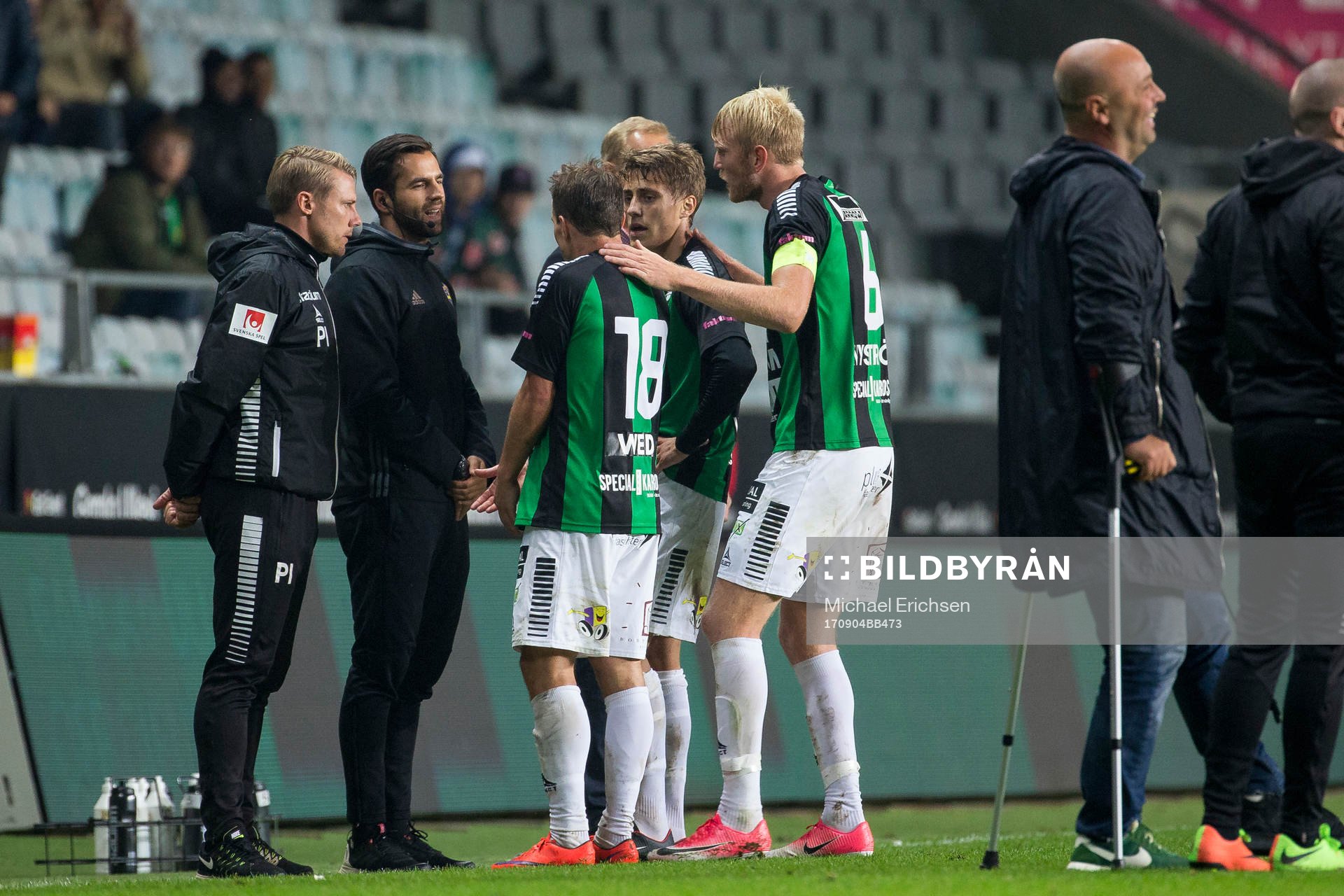 GAIS spelare protesterar mot att 2-1 målet blivit bortdömt