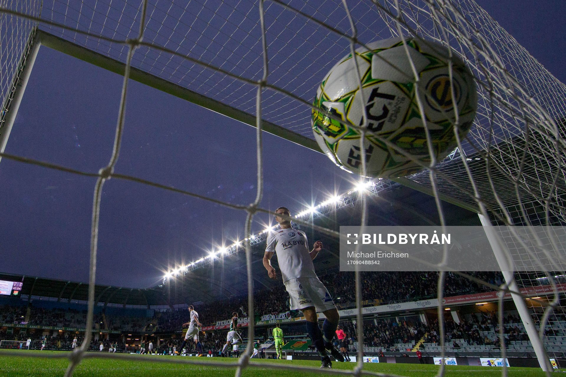 Örgrytes Hannes Sahlin ser bollen gå in för 1-0 till GAIS
