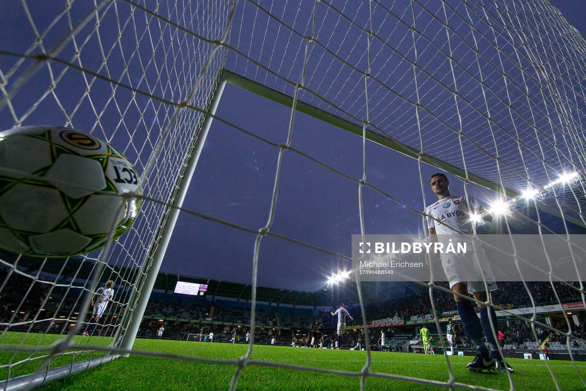 Örgrytes Hannes Sahlin ser bollen gå in för 1-0 till GAIS