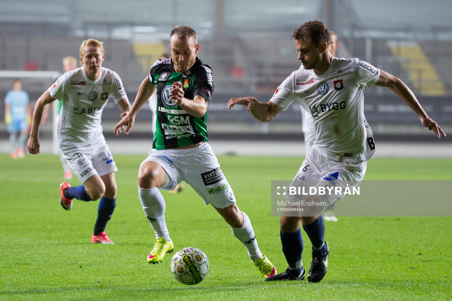 GAIS Carl Wede mot Örgrytes Hannes Sahlin under fotbollsmatchen i Superettan mellan GAIS och Örgryte den 4 september 2017 i Göteborg.