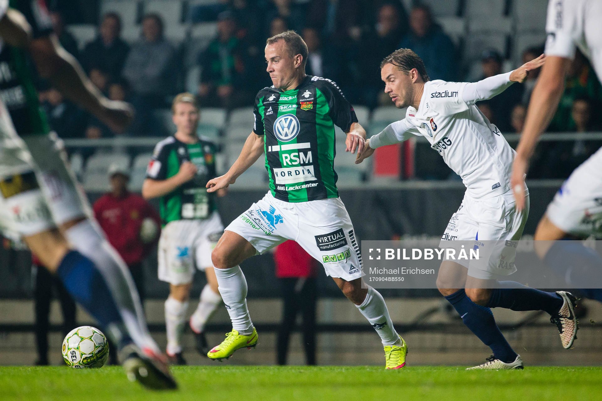 GAIS Carl Wede mot Örgrytes Danny Ervik under fotbollsmatchen i Superettan mellan GAIS och Örgryte den 4 september 2017 i Göteborg.