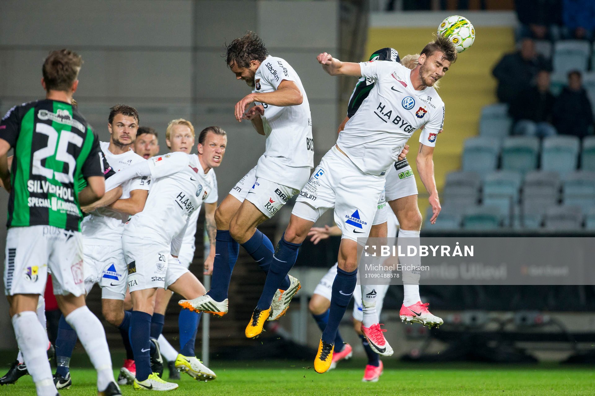 Örgrytes Johan Hammar nickar i kamp med GAIS Carl Nyström under fotbollsmatchen i Superettan mellan GAIS och Örgryte den 4 september 2017 i Göteborg.