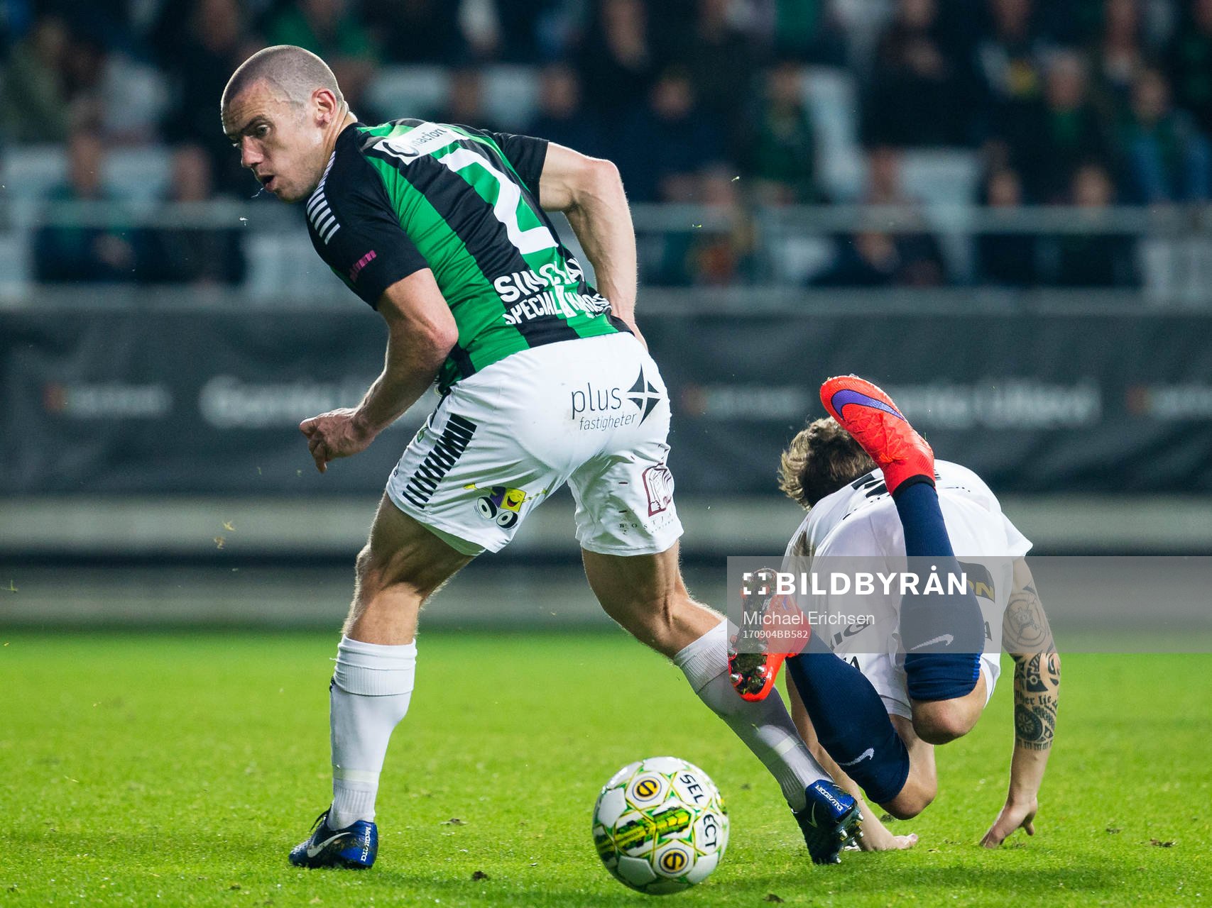 GAIS James Sinclair tacklar Örgrytes Andreas Östling