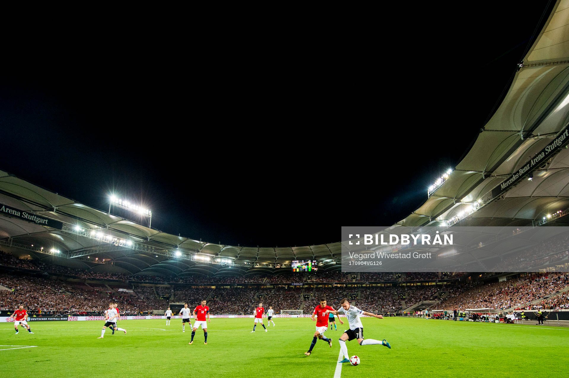 Mohamed Elyounoussi of Norway and Julian Draxler of Germany