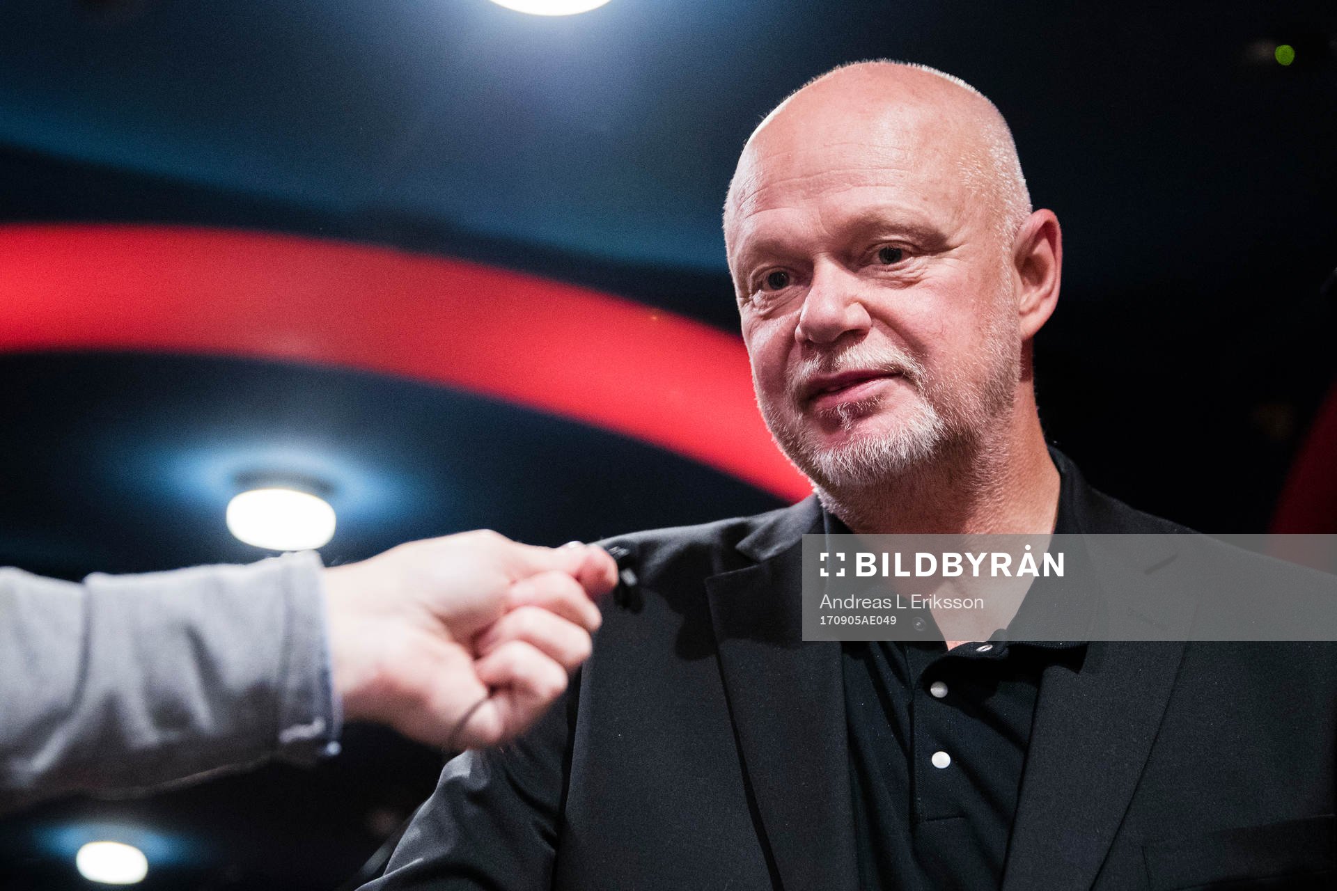 Brynäs tränare Roger Melin blir intervjuad av media