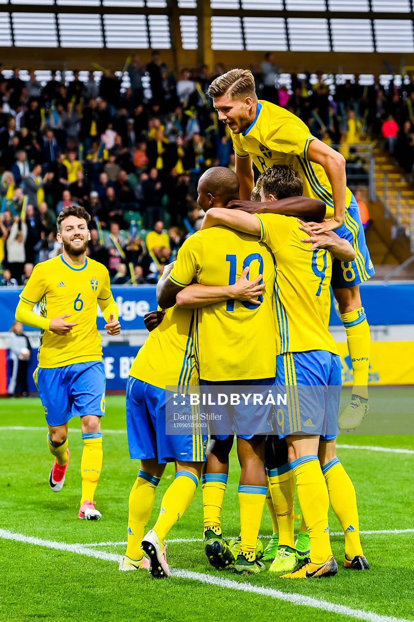 Sveriges spelare jublar efter 1-0 av Carlos Strandberg under fotbollsmatchen i kvalet till U21-EM mellan Sverige och Cypern den 5 september 2017 i Falkenberg.